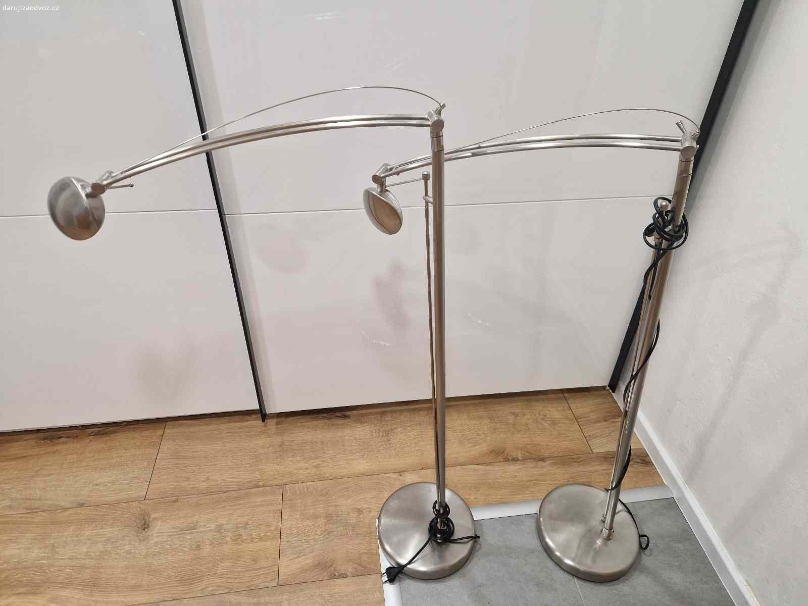 Daruji 2x funkcni lampu. Daruji za odvoz dve funkcni lampy, jsou rozviklane, trochu se daji dotahnout, nebo je vhodne pro vetsi stabilitu o neco zaprit.