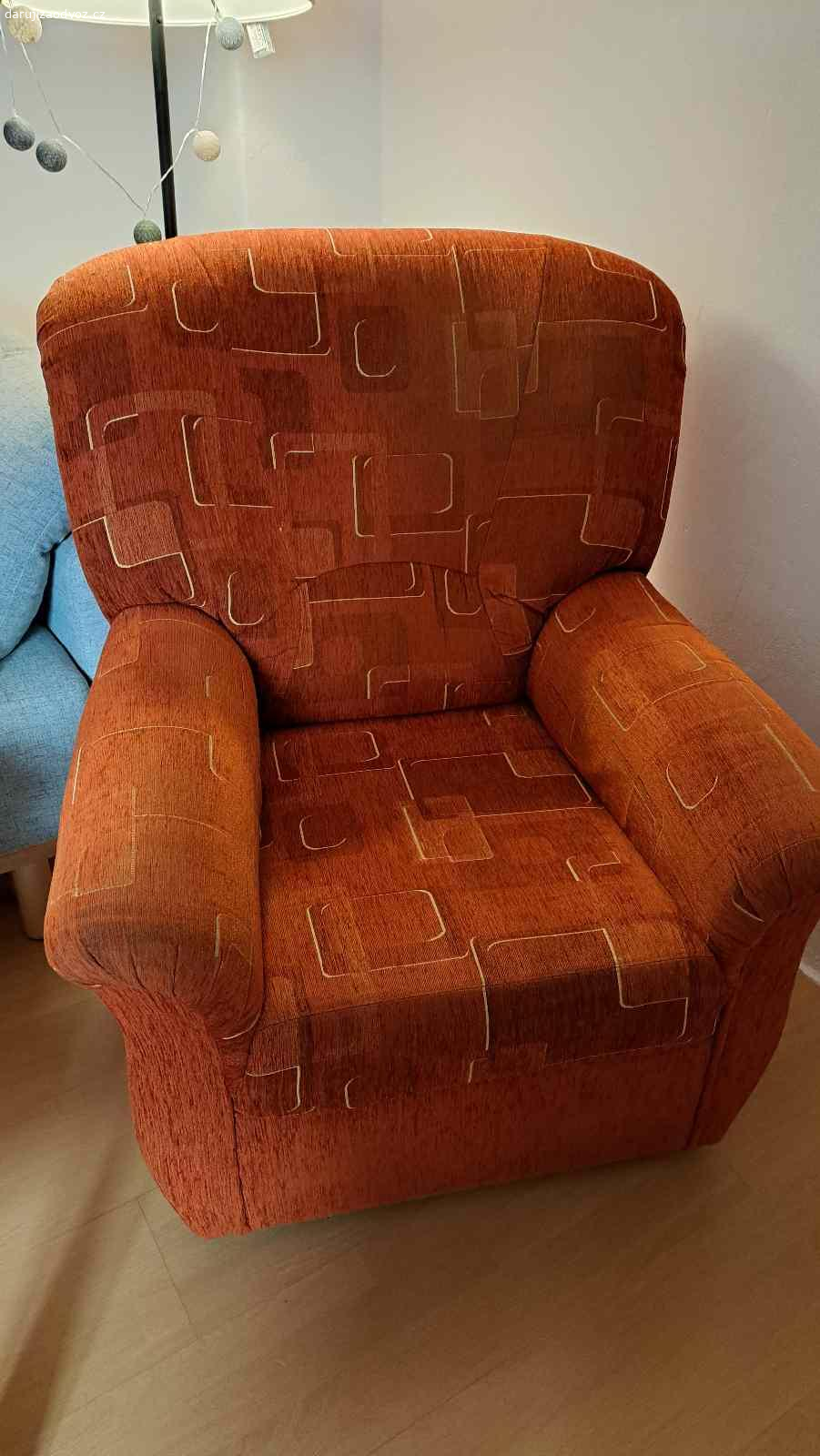 Daruji 2x křeslo, 2x taburet, rozkládací sedačku. Daruji 2x křeslo, 2x taburet, rozkládací sedačku. Vhodné na chatu, chalupu, v dobrém stavu, nutno vyčistit