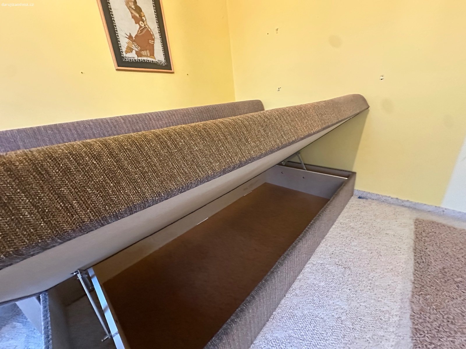 Daruji 2x postel. 2x postel s úložným prostorem. Na fotce je jedna z postelí opřená o zeď.

Převzetí tento víkend (10.-11.10.), jiný termín možný není. V případě zájmu napište kdy se vám to hodí si nábytek převzít a mobil na vás.