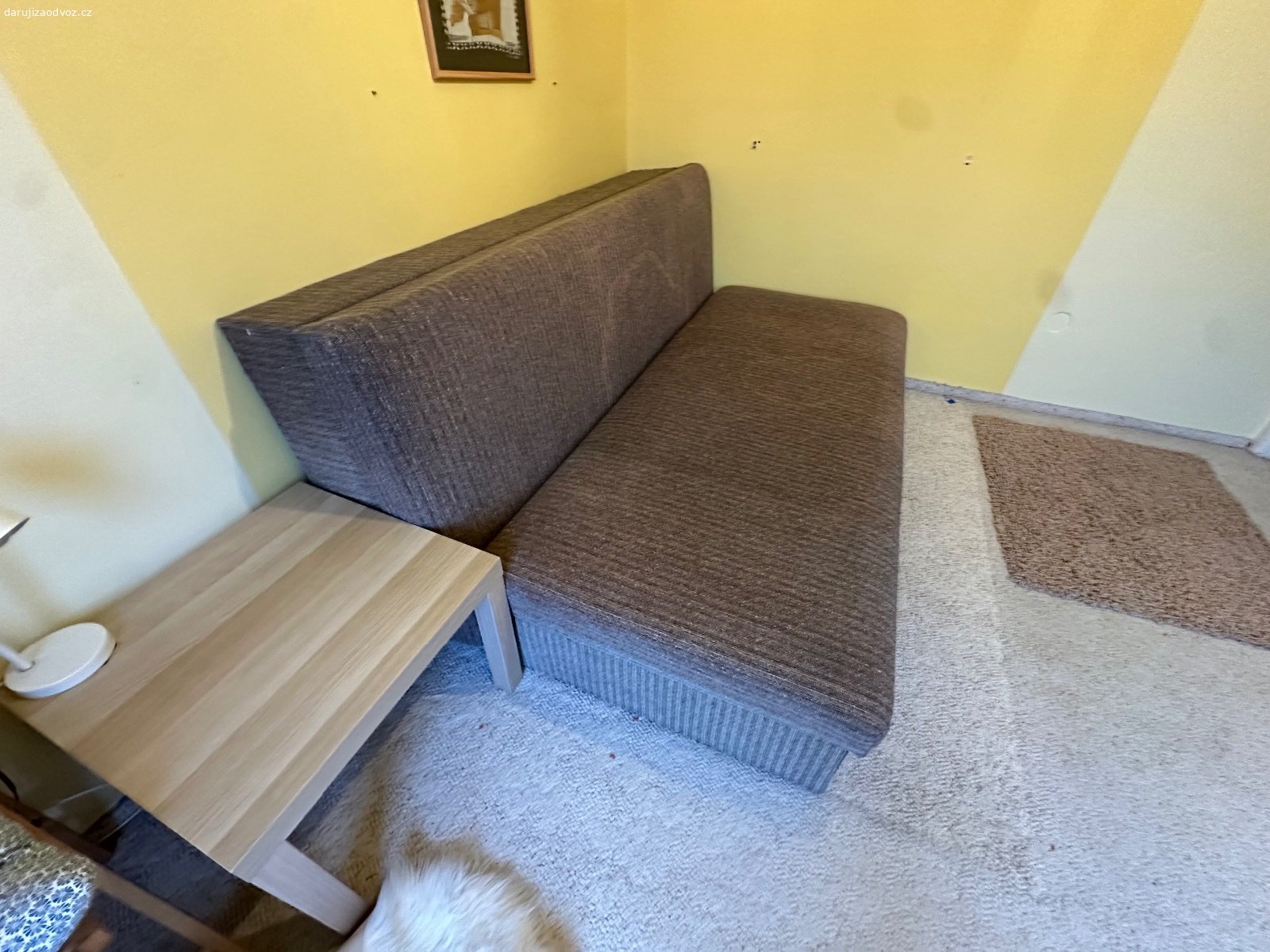 Daruji 2x postel. 2x postel s úložným prostorem. Na fotce je jedna z postelí opřená o zeď.

Převzetí tento víkend (10.-11.10.), jiný termín možný není. V případě zájmu napište kdy se vám to hodí si nábytek převzít a mobil na vás.