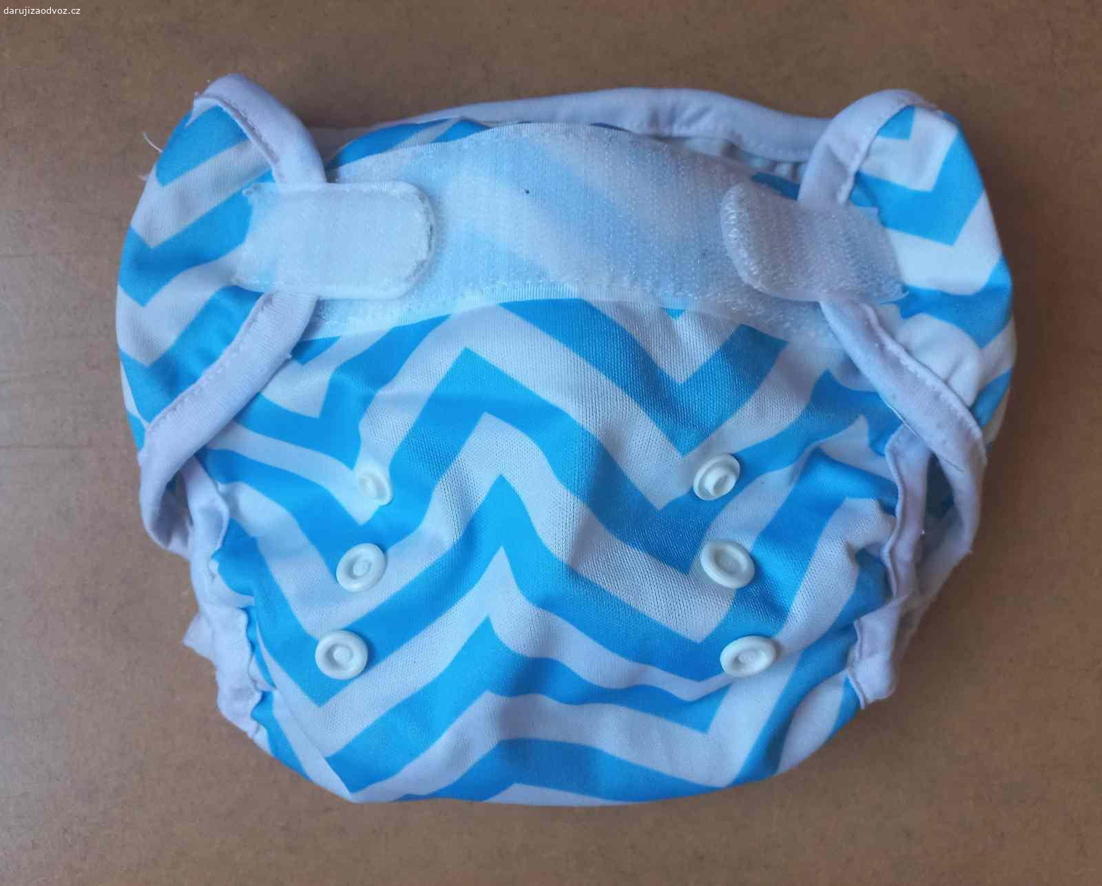 Daruji 3 kusy rostoucích svrchních plen (3-9 kg). Daruji 3 kusy rostoucích svrchních plen značky Batolini pro miminka o váze 3 až 9 kg.