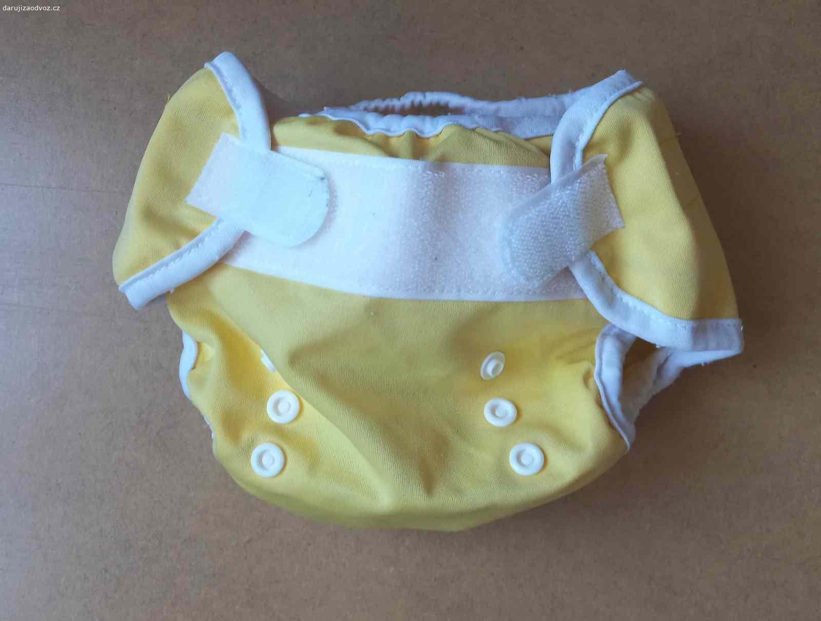 Daruji 3 kusy rostoucích svrchních plen (3-9 kg). Daruji 3 kusy rostoucích svrchních plen značky Batolini pro miminka o váze 3 až 9 kg.