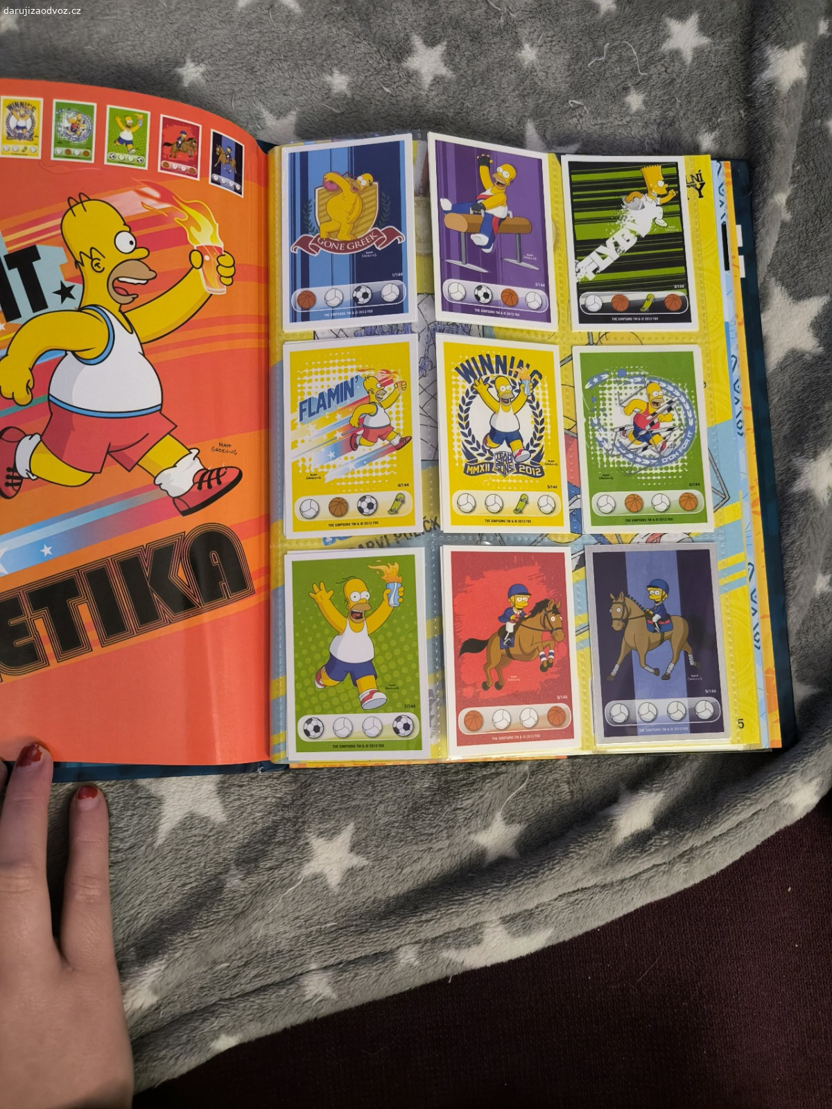 daruji 3 sběratelská alba. jedno je s kartičkami a dvě se samolepkami, všechny by měly být kompletní