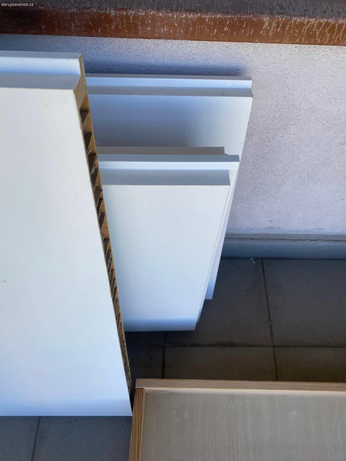 Daruji 4 ks dveří s lamino. Daruji za odvoz 4ks dveří -3x 60cm, 1x85cm výška cca 195cm - pokrytí laminem, známky používání. Někam na stavbu / chalupu.