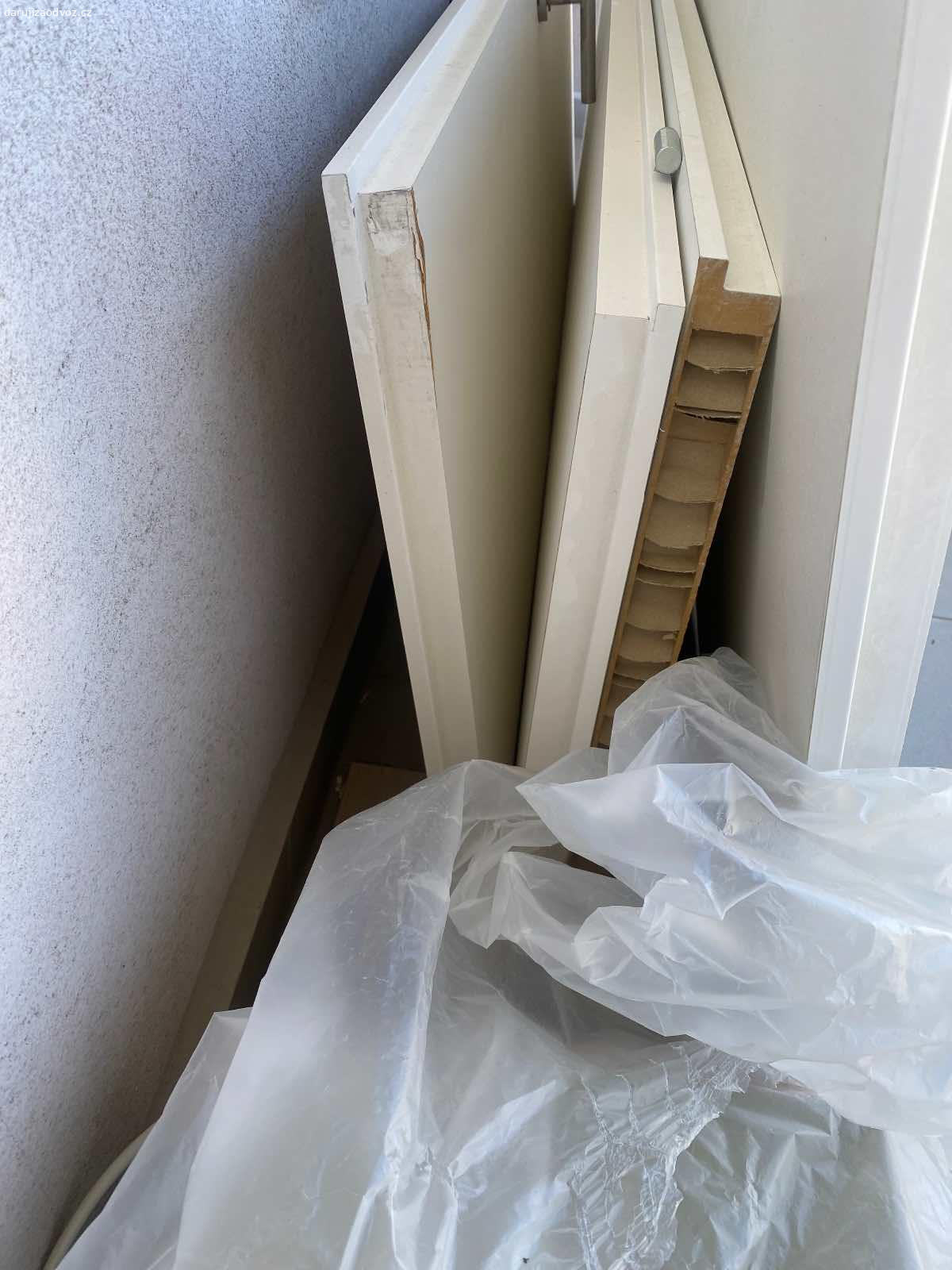 Daruji 4 ks dveří s lamino. Daruji za odvoz 4ks dveří -3x 60cm, 1x85cm výška cca 195cm - pokrytí laminem, známky používání. Někam na stavbu / chalupu.