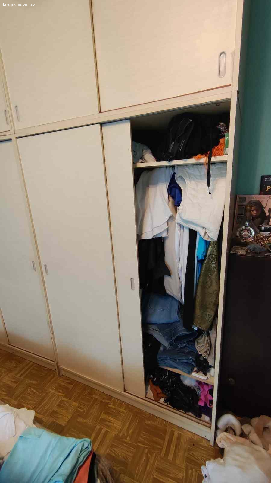 Daruji 4 šatní skříně. Daruji celkem 4 skříně za odvoz. Skříně používané, staré, ale stále použitelné a funkční. Otevírání trošku drhne, mělo by stačit promazat.

Skříň 1 + 2 - šatní skříně, jedna strana polička, druhá strana věšák; rozměry 178cm x 117cm (výška / šířka)
Skříň 3 + 4 - poličkové skříně, rozměry 70.5cm x 117cm (výška / šířka)

Všechny skříně jsou oddělitelné, mohou stát a fungovat samy za sebe, nebo je mít vedle sebe a na sobě tak jako na fotce.

Preferuji darování všech skříni najednou, ale pokud se nikdo nenajde, daruji i po jednotlivých skříních. Nutný vlastní odvoz a vynesení. Spěchá. Pokud se nikdo nenajde, budu likvidovat.

Nachází se v Rychvaldě. 
Tel kontakt 731 775 778.