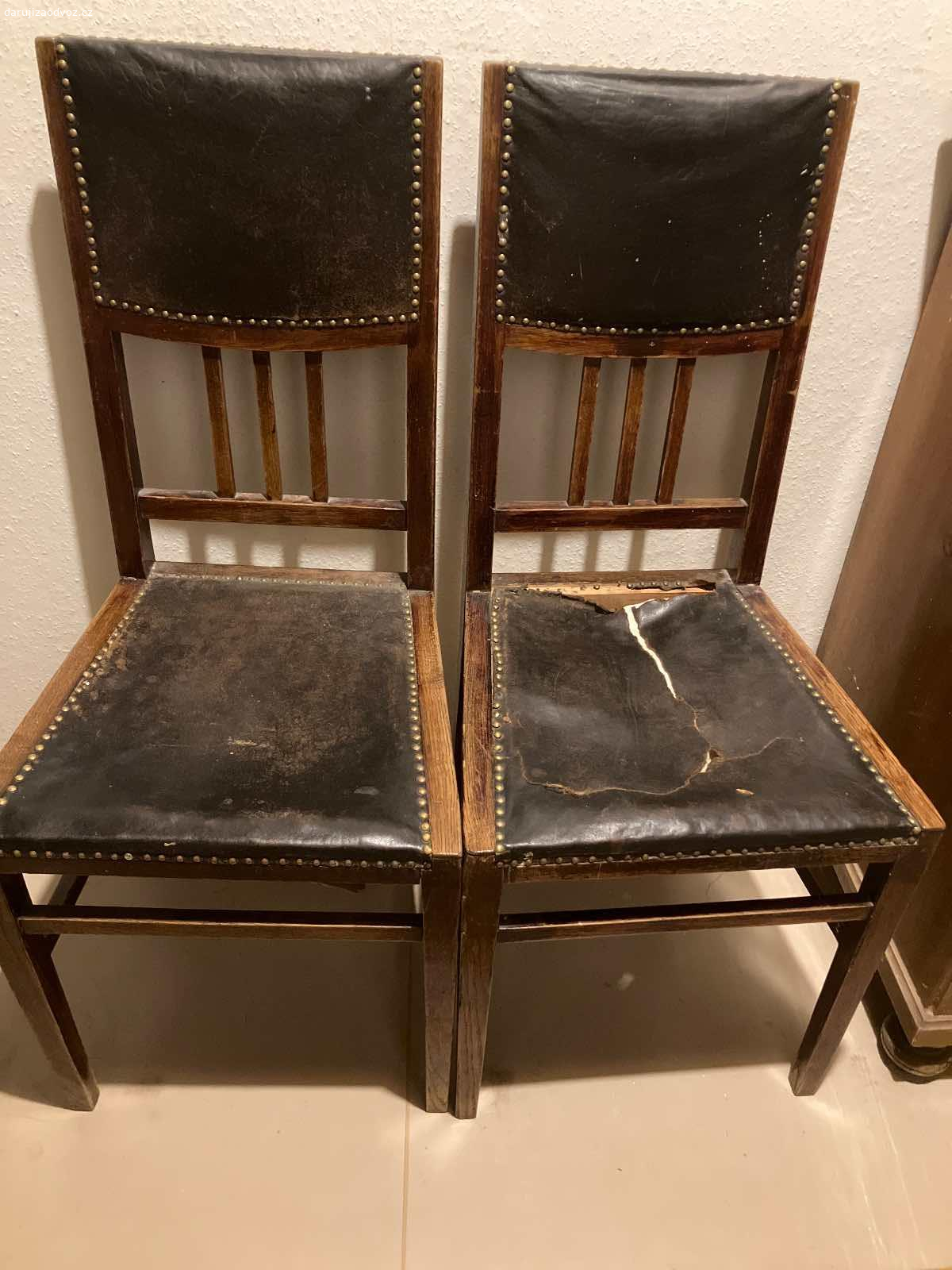 Daruji 4 židle. Darují za odvoz 4 židle staré asi 90 let, 3 z nich mají poškozený sedák.