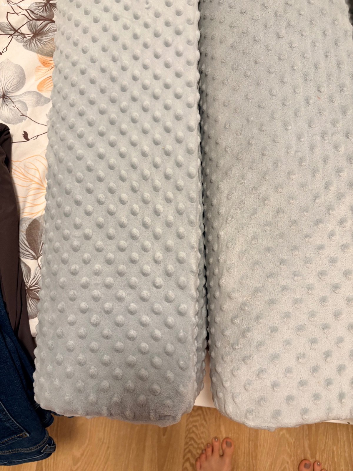 Daruji 4x manitenel na postel. 2x 100cm, 2x 80cm. Jeden trochu jina barva. Dobry stav, poslouzi. Potahy lze vyprat.

V pripade zajmu poste email, sms.