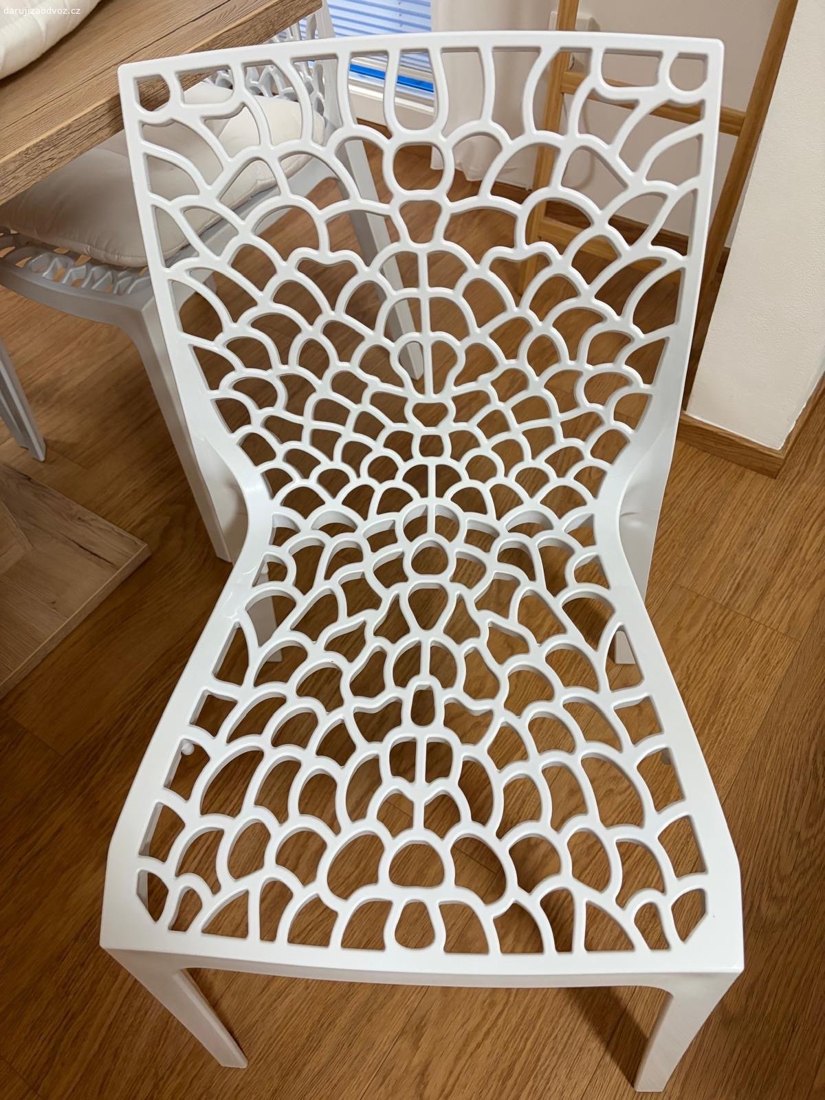 Daruji 6 židlí + 1 barovou. 6 let staré, hezký stav, celkem 7 židlí.