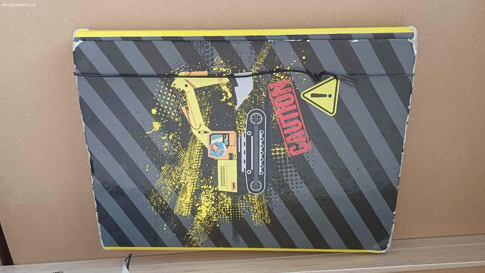 Daruji aktovku, složku na sešity a pouzdro. Daruji za odvoz aktovku, pouzdro a složku na sešity. Po jednom dítěti.