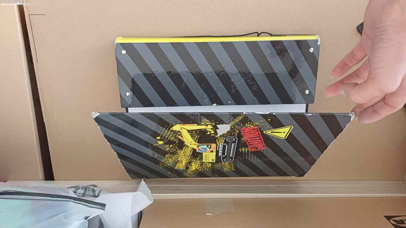 Daruji aktovku, složku na sešity a pouzdro. Daruji za odvoz aktovku, pouzdro a složku na sešity. Po jednom dítěti.