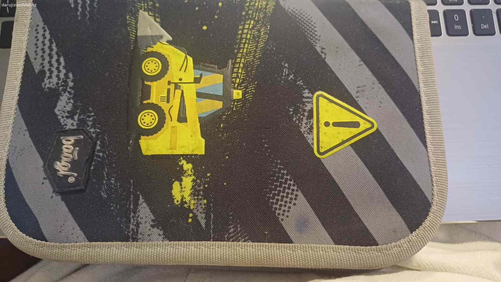 Daruji aktovku, složku na sešity a pouzdro. Daruji za odvoz aktovku, pouzdro a složku na sešity. Po jednom dítěti.