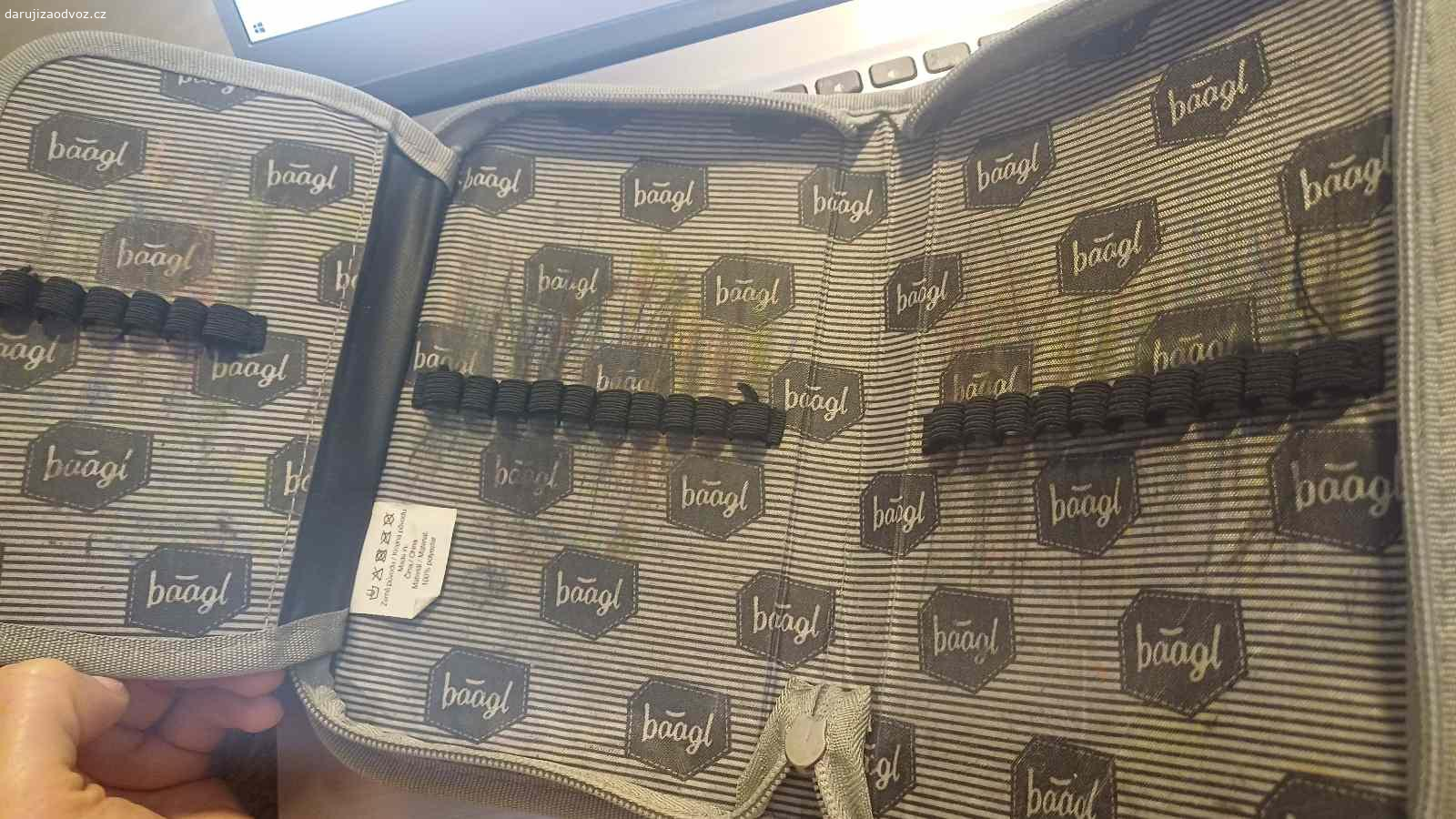 Daruji aktovku, složku na sešity a pouzdro. Daruji za odvoz aktovku, pouzdro a složku na sešity. Po jednom dítěti.