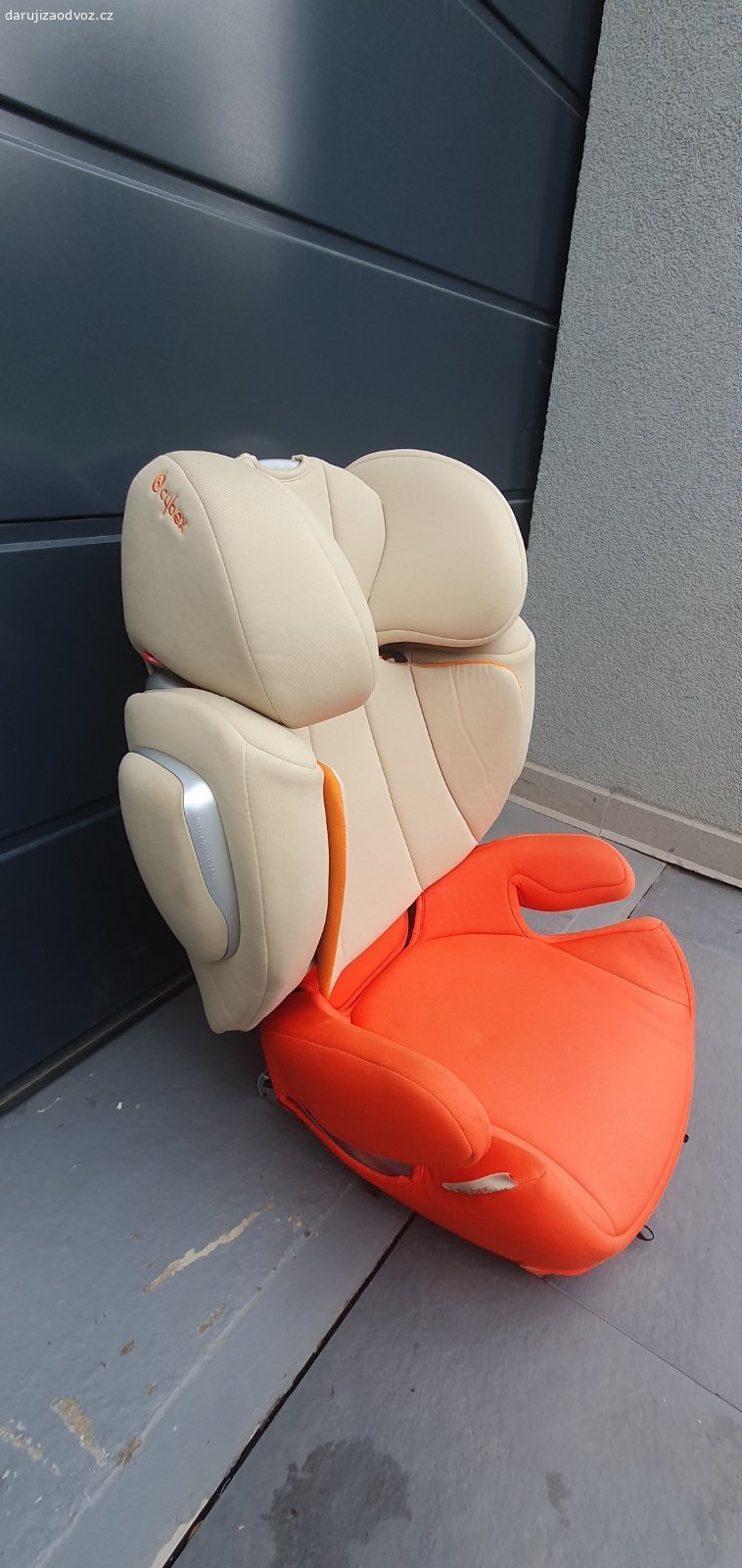 Daruji autosedacku Cybex Q2-FIX. Daruji pouzivanou sedacku Cybex Q2-FIX. Sedacka ma ulomene horni kotveni bezpecnostniho pasu na leve strane sedacky ve smeru jizdy, tudiz, pokud nebudete pouzivat ISOFIX, tak se da sedacka umistit jenom na pravou stranu vozidla ve smeru jizdy.