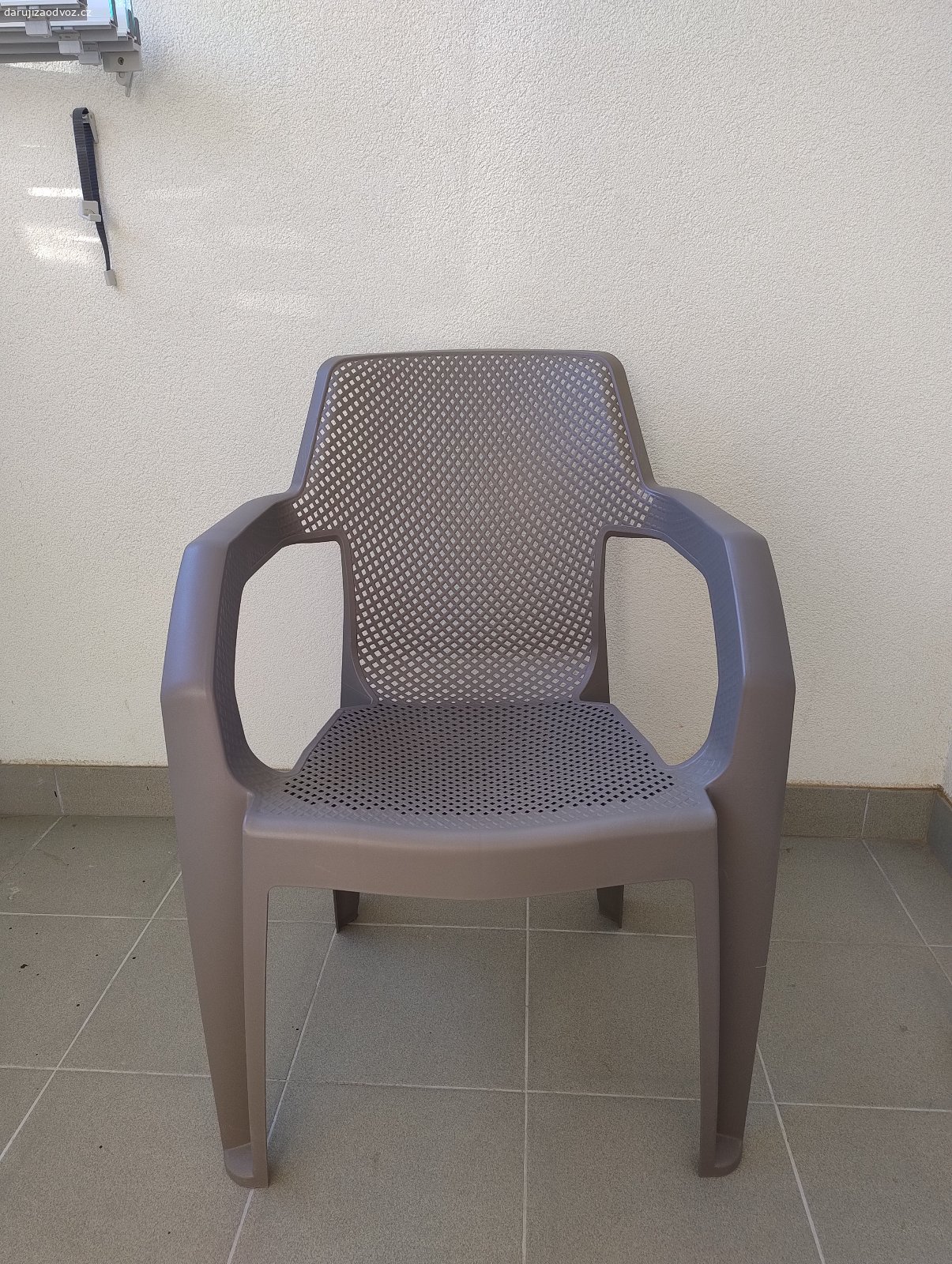 Daruji balkonovou / zahradní židli. Daruji za odvoz balkonovou / zahradní židli. Nová, nepoužitá, v perfektním stavu. Stabilní a pohodlná.

V případě zájmu mě kontaktujte na můj email.

ODVOZ MOŽNÝ DO 16.9.2026