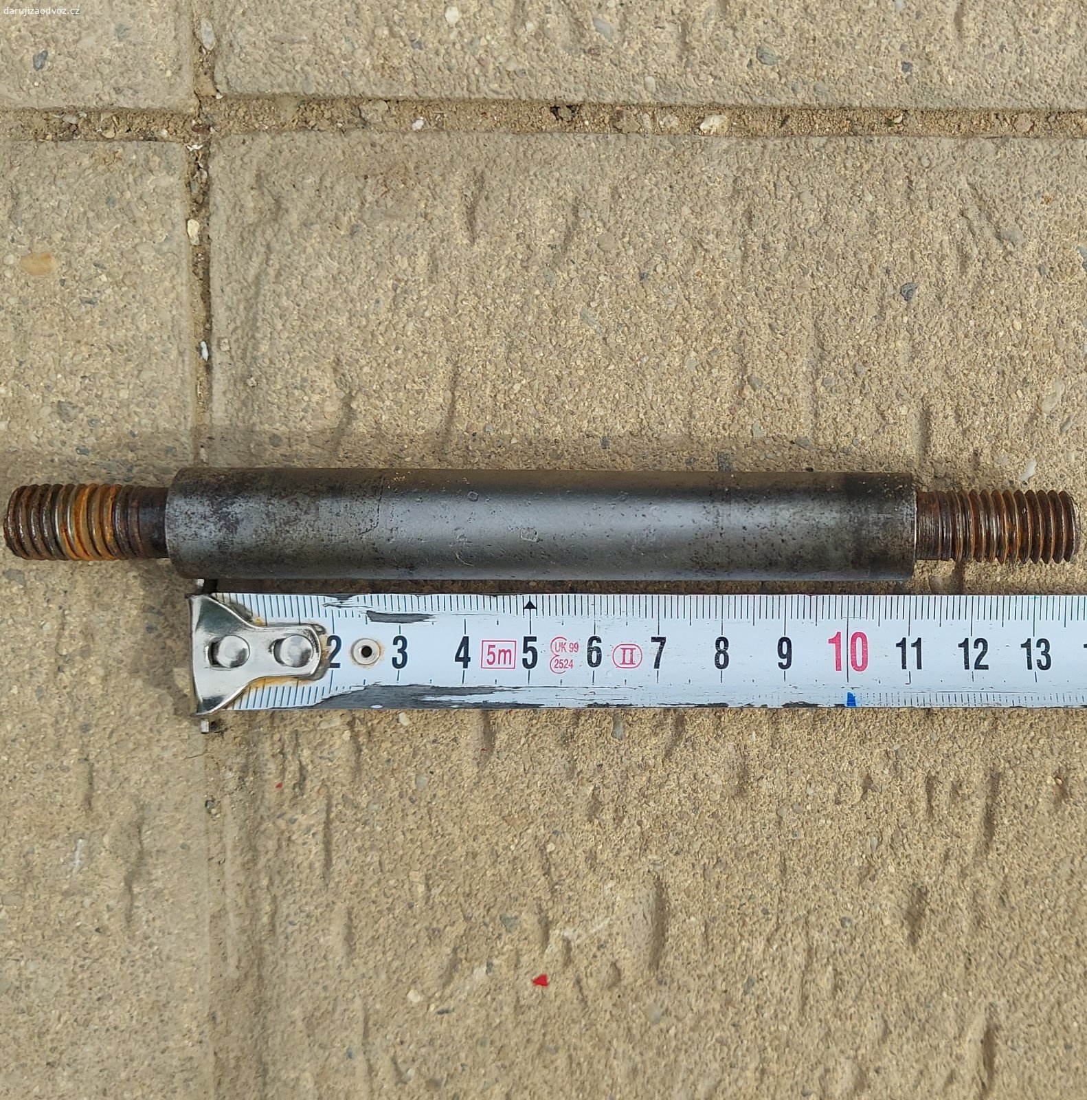 REZERVACE bantamové kolo k zahradnímu kolečku. průměr kola ... 40 cm, 
silonová kluzná ložiska, 
délka osy ... 11 cm, 
upevňovací matky ... M12, 
rozměr pneu ... 16x4" (4,80/4-8), 
 v jednom místě prasklina na plášti