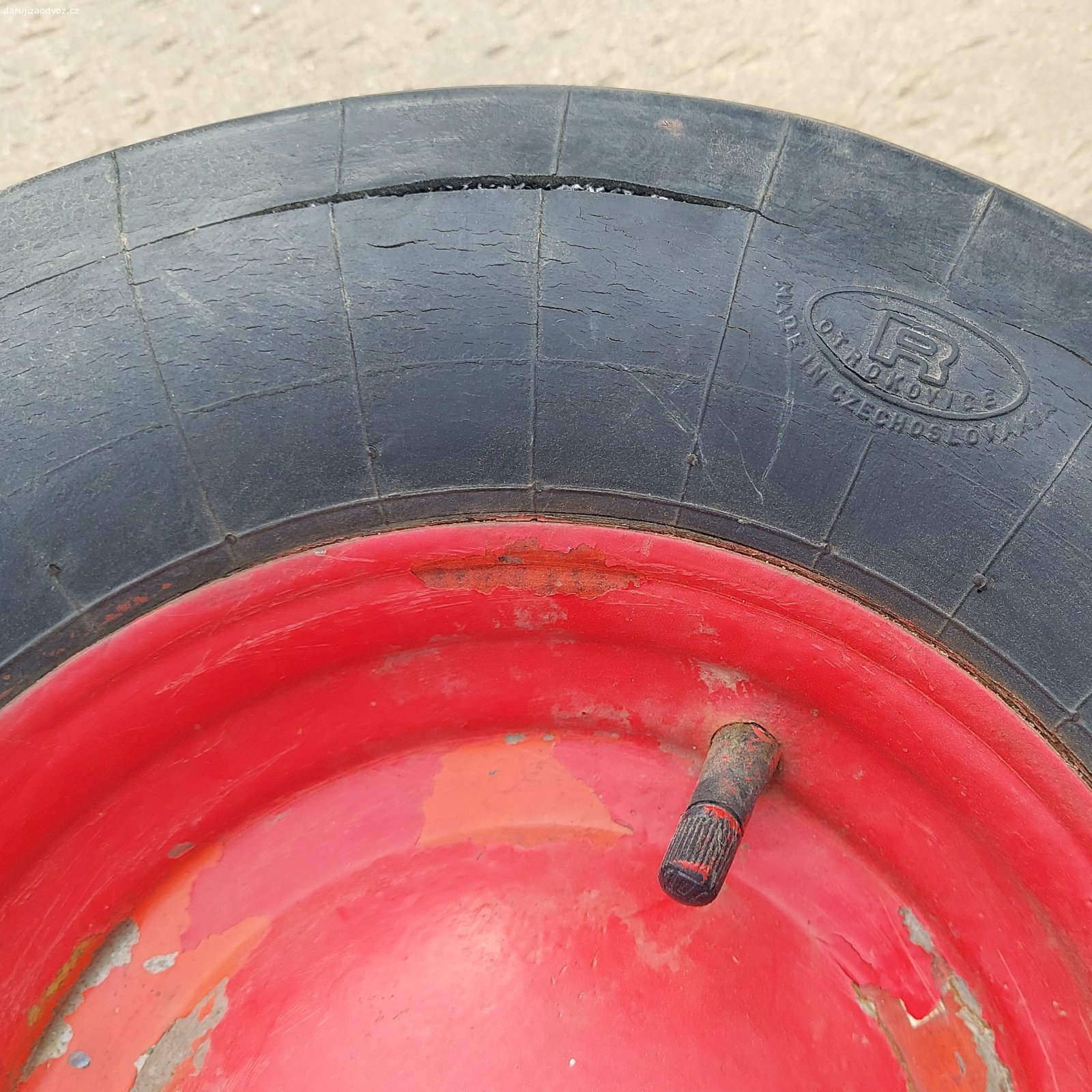 REZERVACE bantamové kolo k zahradnímu kolečku. průměr kola ... 40 cm, 
silonová kluzná ložiska, 
délka osy ... 11 cm, 
upevňovací matky ... M12, 
rozměr pneu ... 16x4" (4,80/4-8), 
 v jednom místě prasklina na plášti