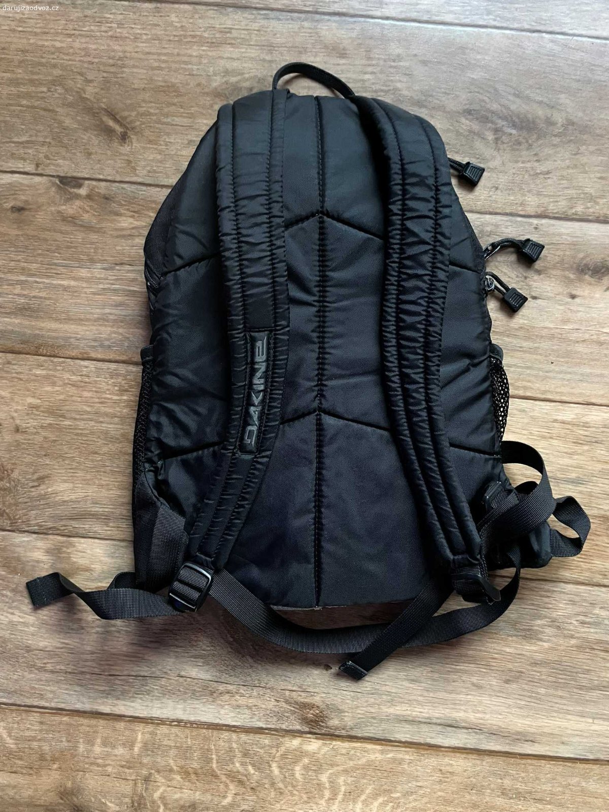 Daruji batoh. Daruji batoh Dakine, výška 45 cm, šířka 32 cm.