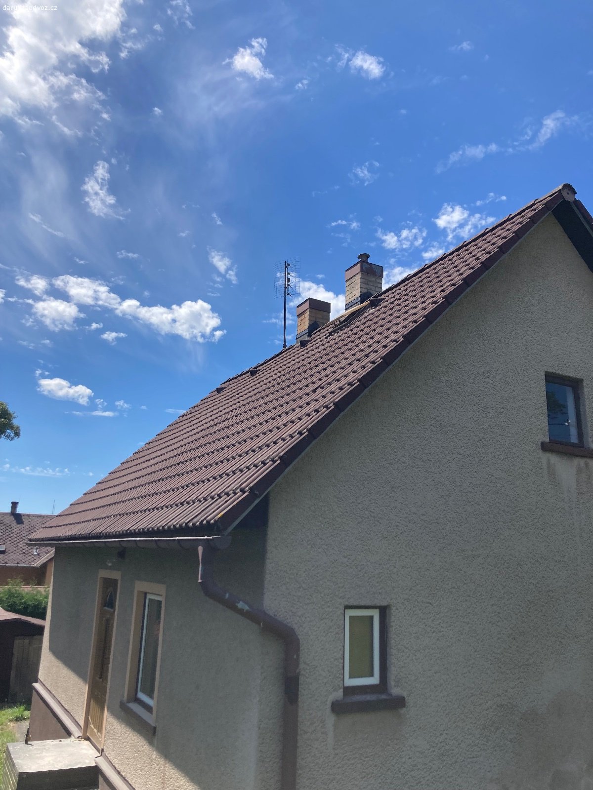 DARUJI BETONOVÉ TAŠKY BRAMAC. Z důvodu rekonstrukce domu se zbavujeme střešní krytiny – betonové tašky Bramac. Tašek je přibližně 1120 (základní tašky, krajovky, hřebenáče, větrací tašky, prosvětlovací skleněné tašky). Prostě jak vidíte na fotce. Tašky jsou staré 26 let a vypadají v kondici. Ideální pro někoho, kdo chce zastřešit dům, garáž, pergolu,...

My se tašek zbavujeme, protože budeme přistavovat a zvedat střechu – volíme jinou krytinu. Darujeme za sundání tašek ze střechy a odvoz.

K odběru v Novém Městě pod Smrkem.