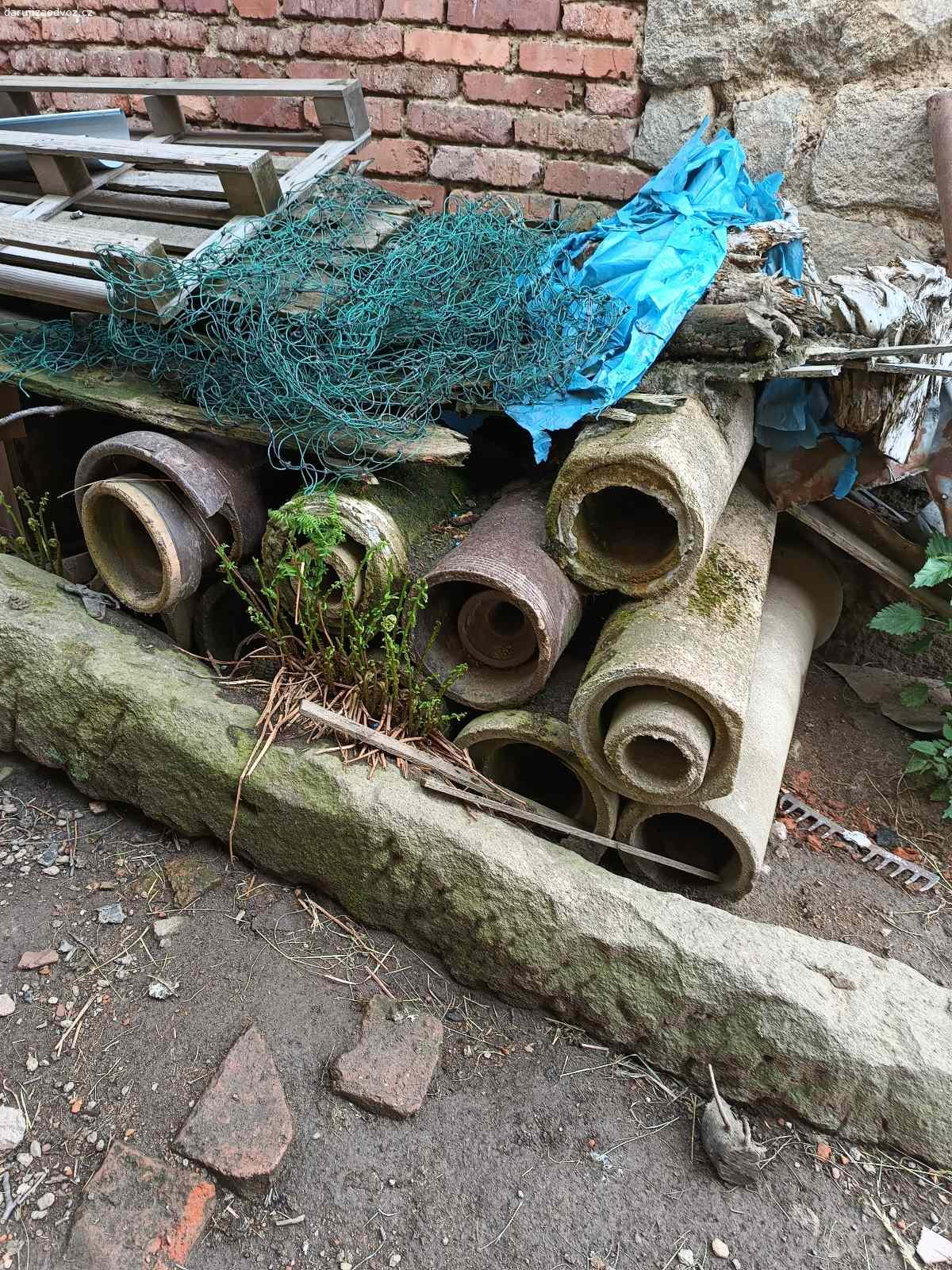 Daruji betonové trubky. Daruji betonové trubky, některé poškozené.