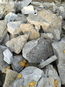 daruji betonovou sut ze staré podlahy