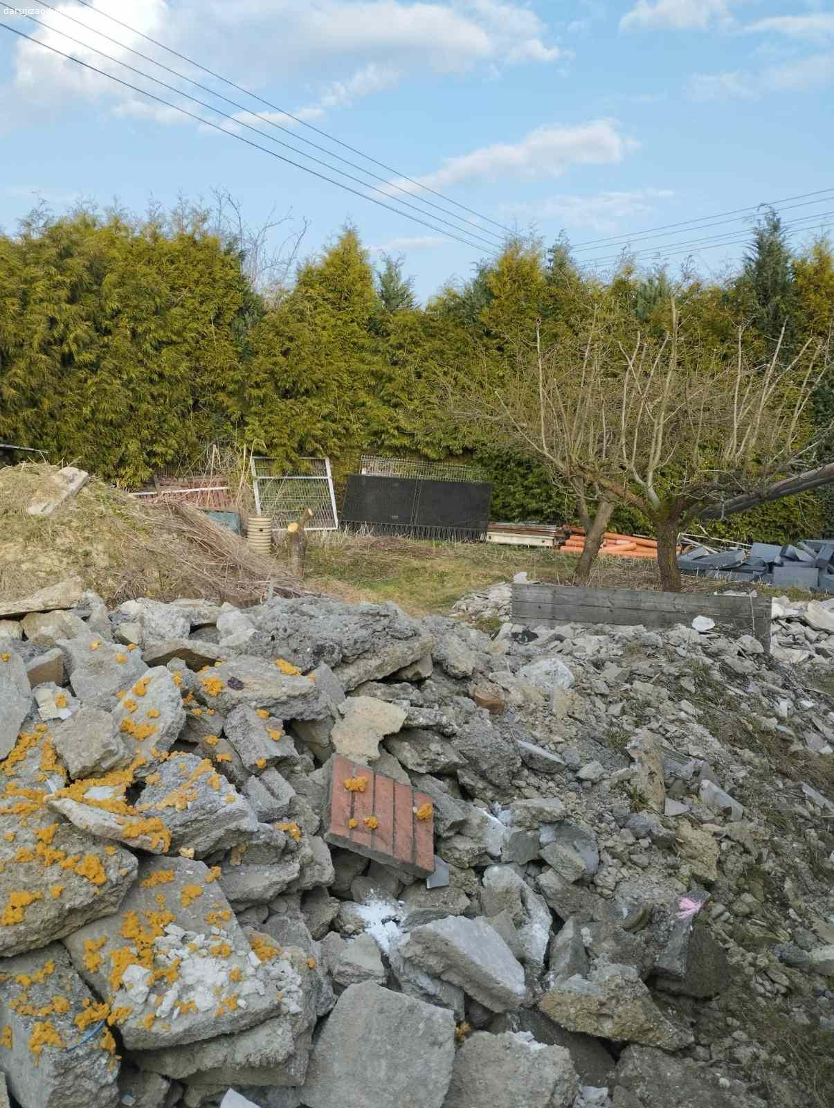 daruji betonovou sut ze staré podlahy. Daruji za odvoz betonovou sut z bourané podlahy. Kvalitní beton. Velké i malé kusy. Dobré a vhodné na zásyp, pod dlažbu, na zpevnění cest....
Je toho tak 30 tun. Záleží na Vás kolik si odvezete.
Nemám možnost nakládky bagrem, musíte si zajistit sami
V případě zájmu pošlu Foto 
https://mapy.com/s/fatovogoku