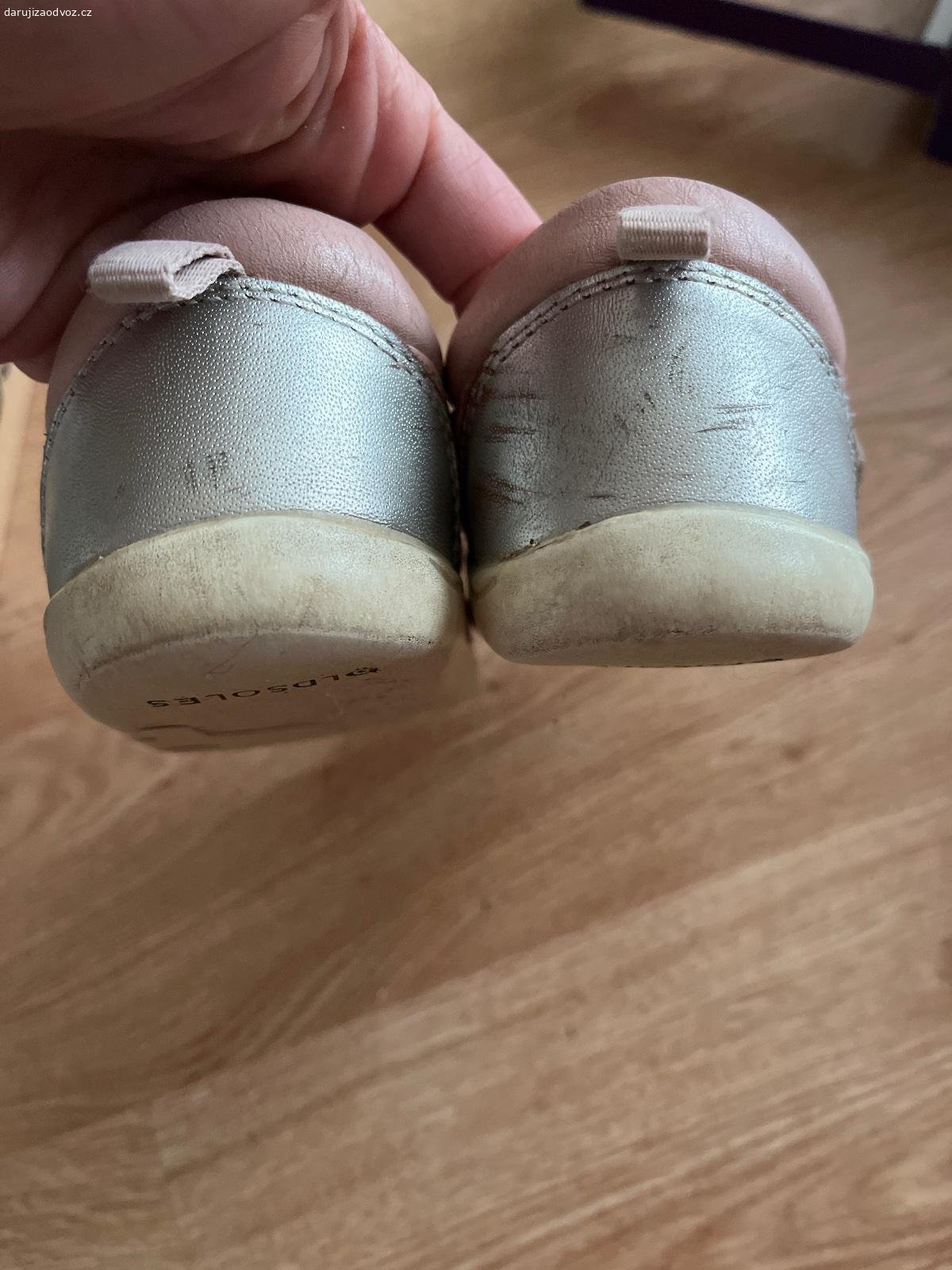 Daruji BF divci boticky Oldsoles. za kod balikovny/zasilkovny
bf boticky, pro sirsi nozicku, na hriste jeste poslouzi, u prave boty trochu lepena spicka