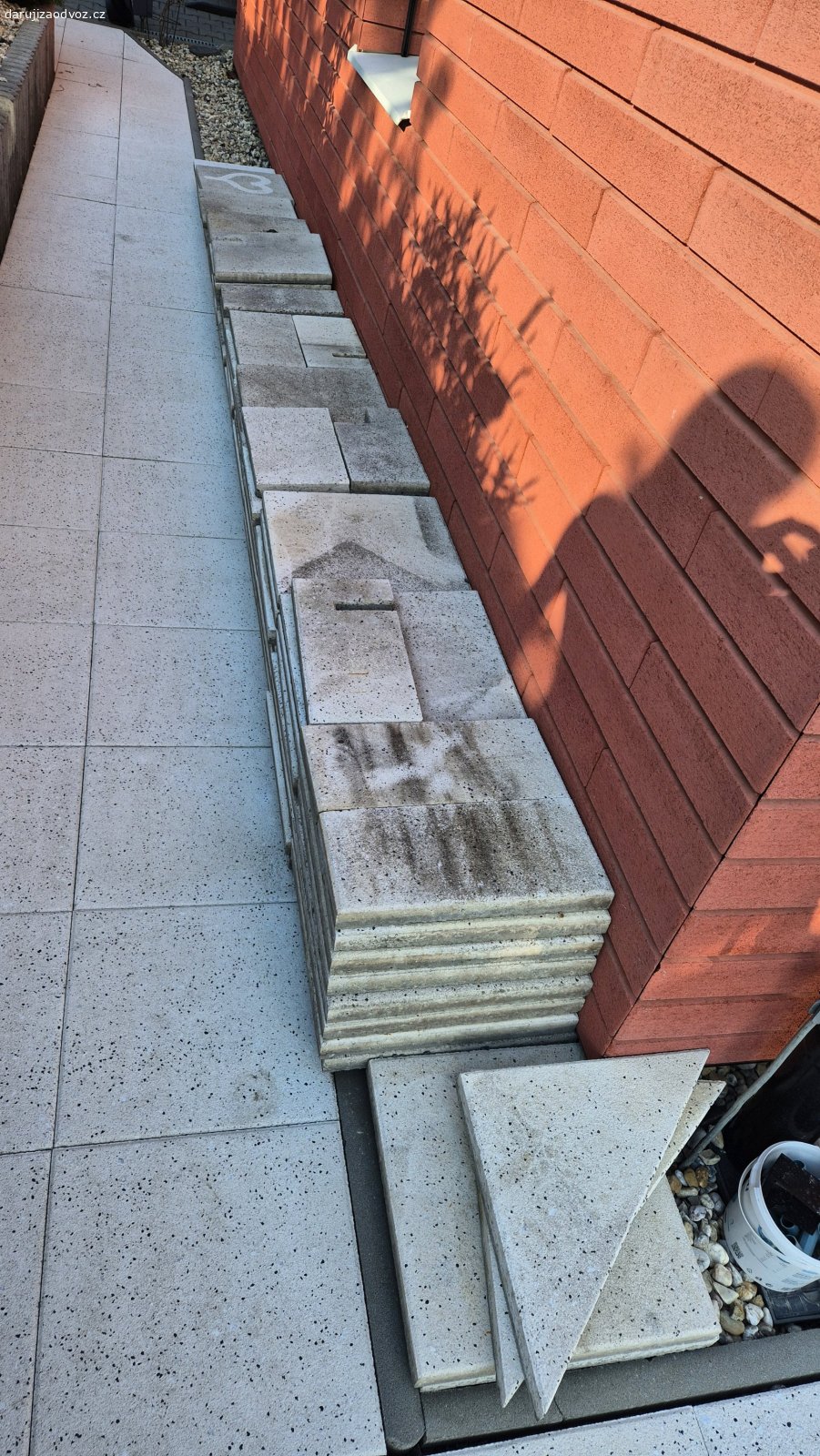 Daruji bílou betonovou dlažbu. toho 75ks (jedna dlaždice má 40x40cm) v celku - tedy cca 12m a pak nějaké půlky a odřezky k tomu.
Jsou špinavé, ale po projetí wapkou budou vypadat stejně (nebo spíš líp, když to uděláte pořádněji než já  )  jako chodník na fotce. Koupeno v OBI, takže nejspíš  bude možné dokoupit další kusy.
(PC kolem 11000Kč)