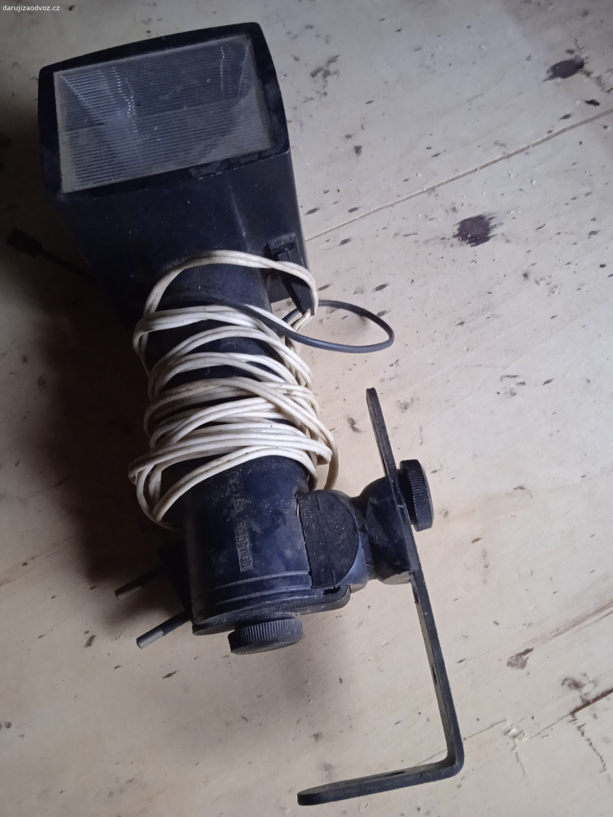 daruji blesk k fotoaparátu. jedná se o retro blesk starožitnost pro sběratele.   podmínkou osobní odběr