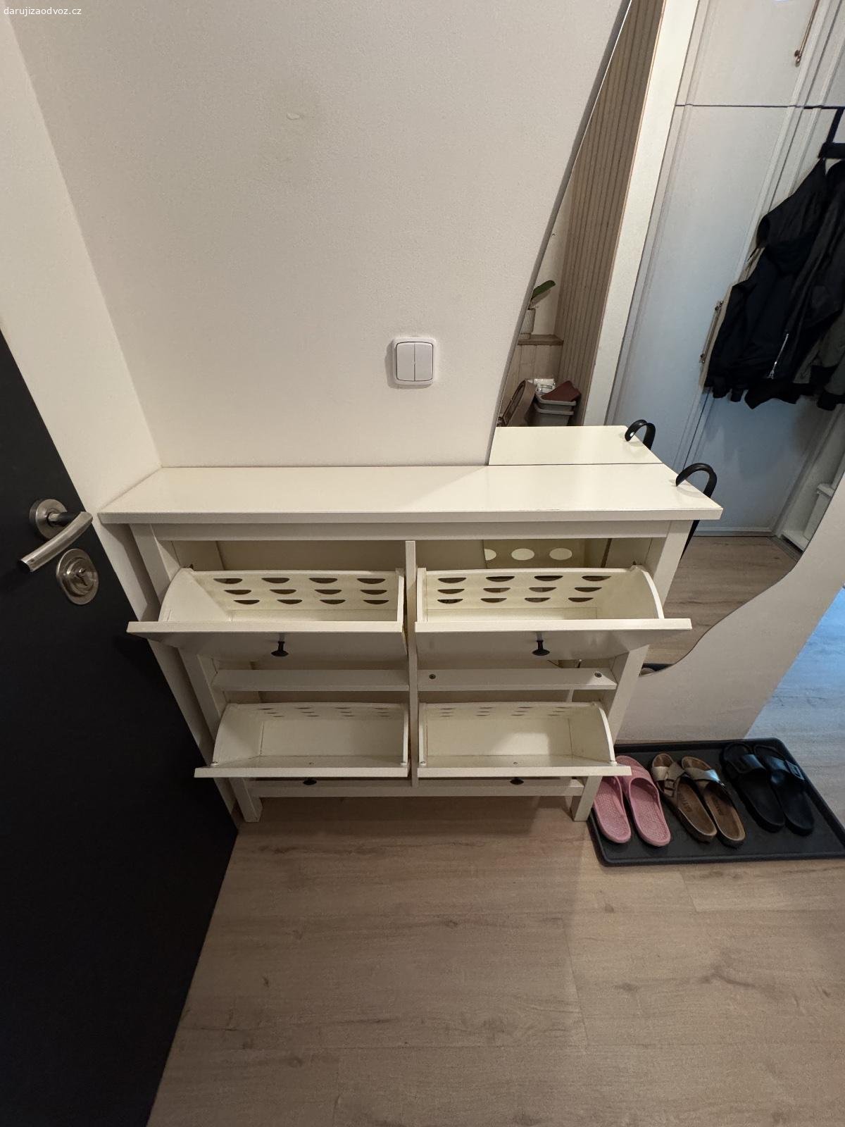 Daruji botník. Daruji botník z IKEA za odvoz, ve složeném stavu. Botník cca 5 let starý, opotřebení odpovídá stáří výrobku, drobné oděrky. Rozměry: šířka 106 cm, hloubka 22 cm, výška 101 cm.
