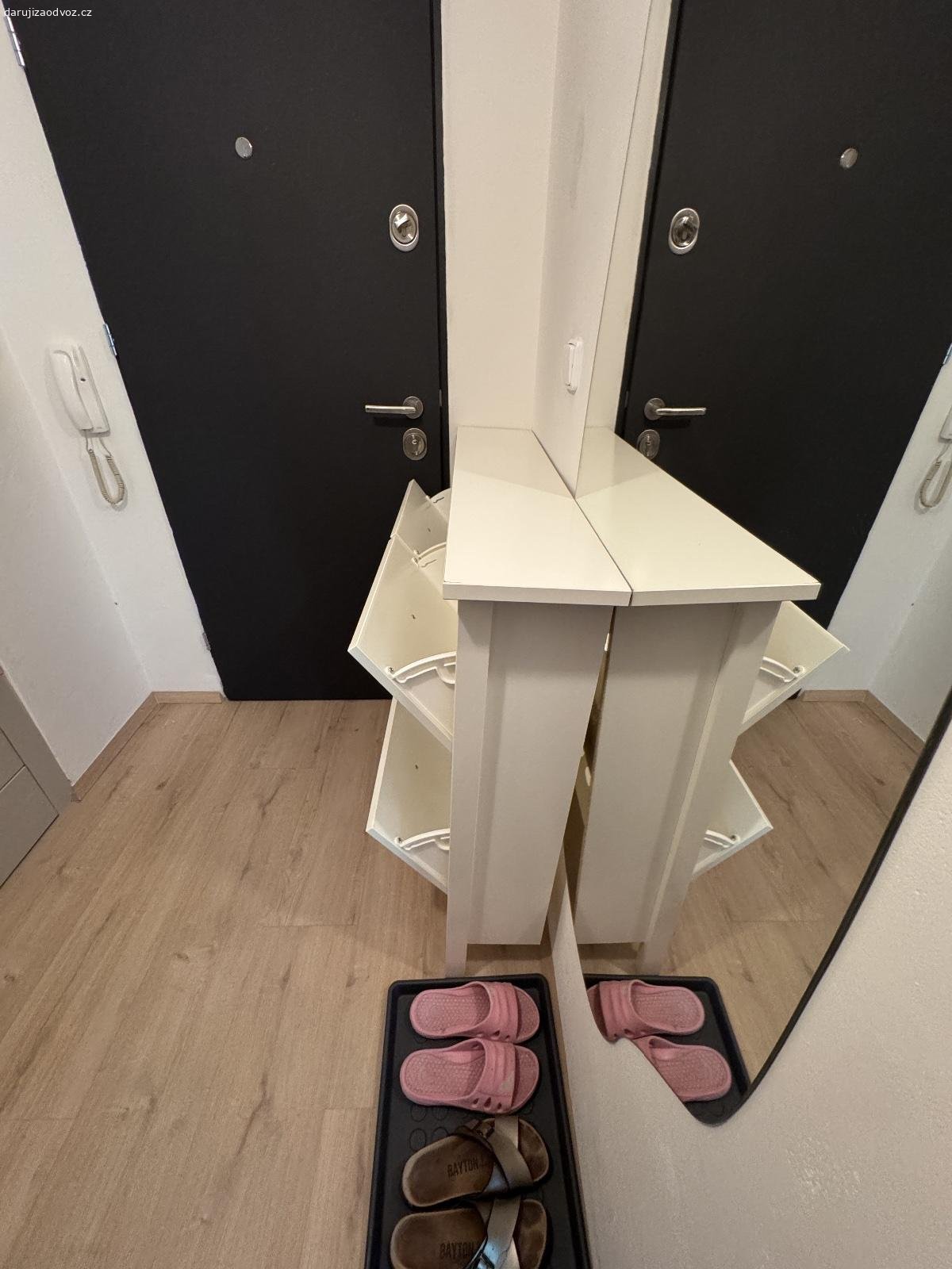 Daruji botník. Daruji botník z IKEA za odvoz, ve složeném stavu. Botník cca 5 let starý, opotřebení odpovídá stáří výrobku, drobné oděrky. Rozměry: šířka 106 cm, hloubka 22 cm, výška 101 cm.