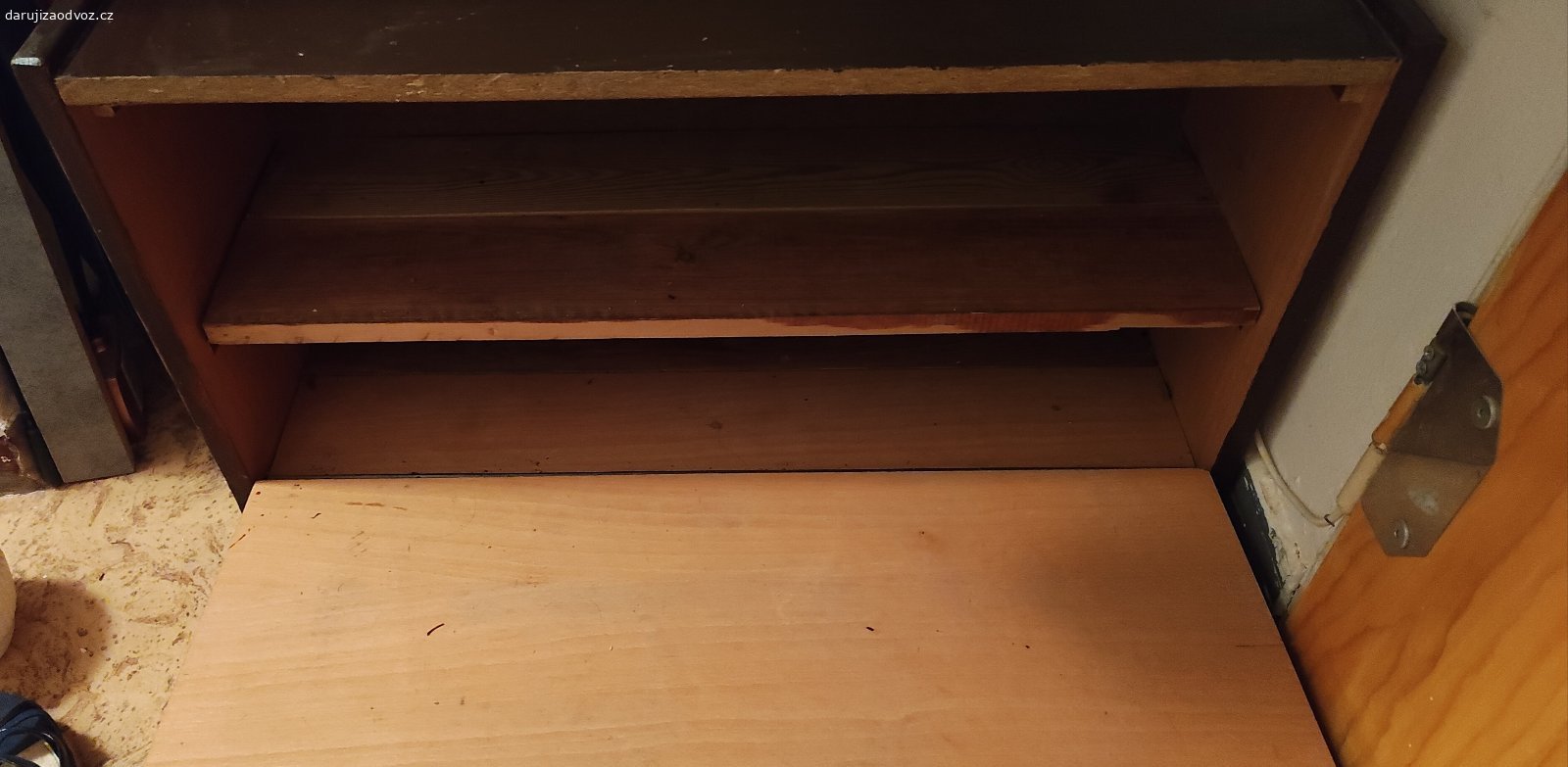 Daruji botník. Daruji botník s výklopnými dvířky a dvěma patry. 
Rozměry: 75x 24(hloubka)x 41,5
Horní deska je podřená viz foto.
