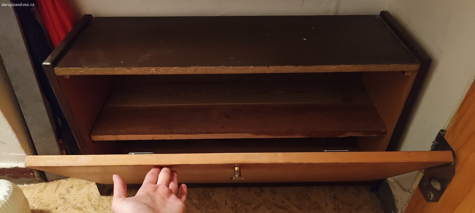 Daruji botník. Daruji botník s výklopnými dvířky a dvěma patry. 
Rozměry: 75x 24(hloubka)x 41,5
Horní deska je podřená viz foto.