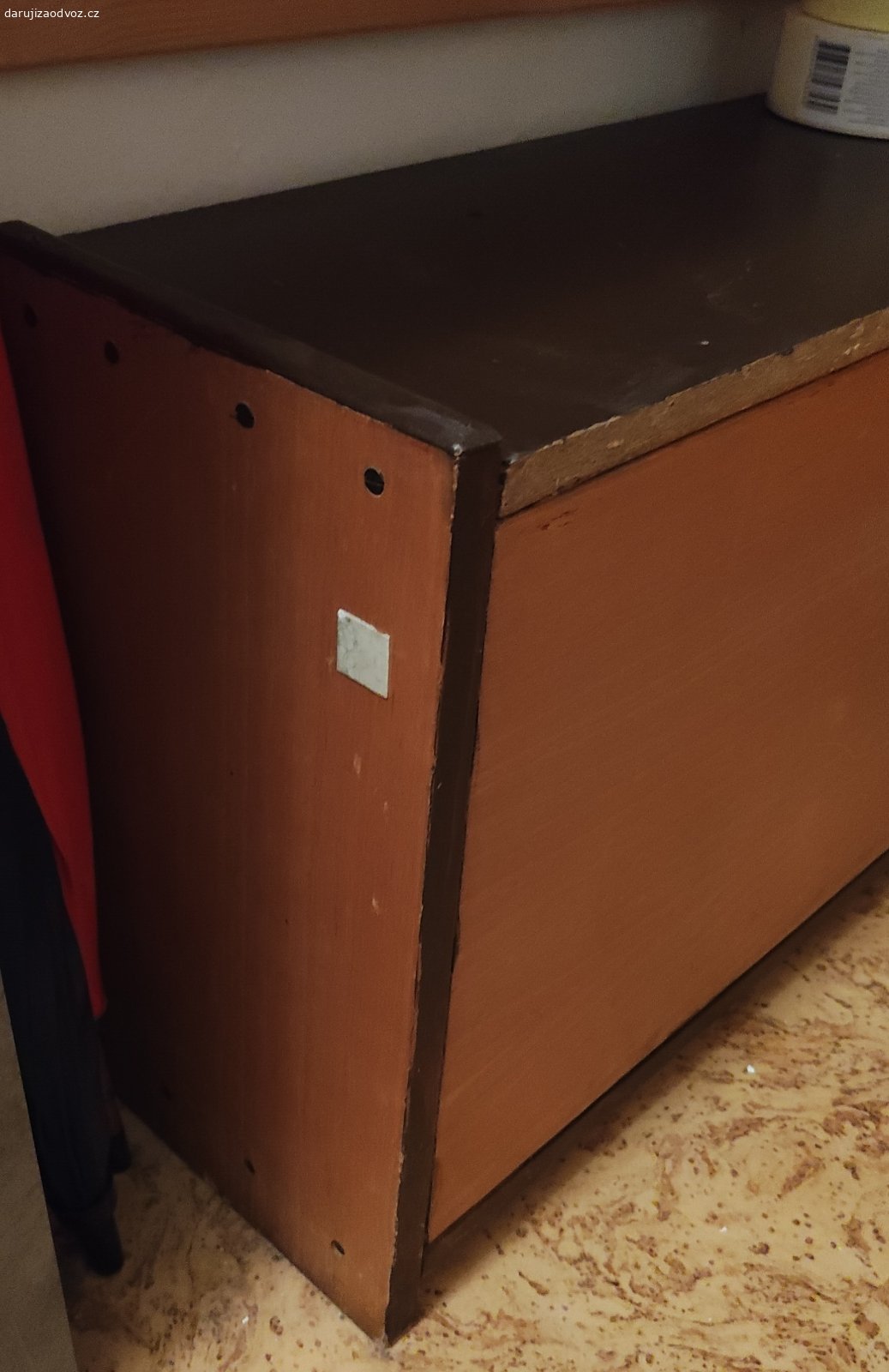 Daruji botník. Daruji botník s výklopnými dvířky a dvěma patry. 
Rozměry: 75x 24(hloubka)x 41,5
Horní deska je podřená viz foto.