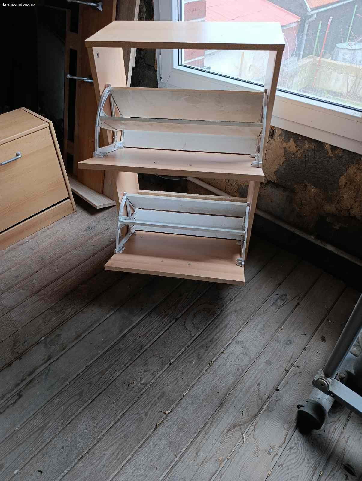 Daruji botníky a židle. Daruji za odvoz nepotřebné věci dva botníky a dvě barové židle vše funkční mírné opotřebení.