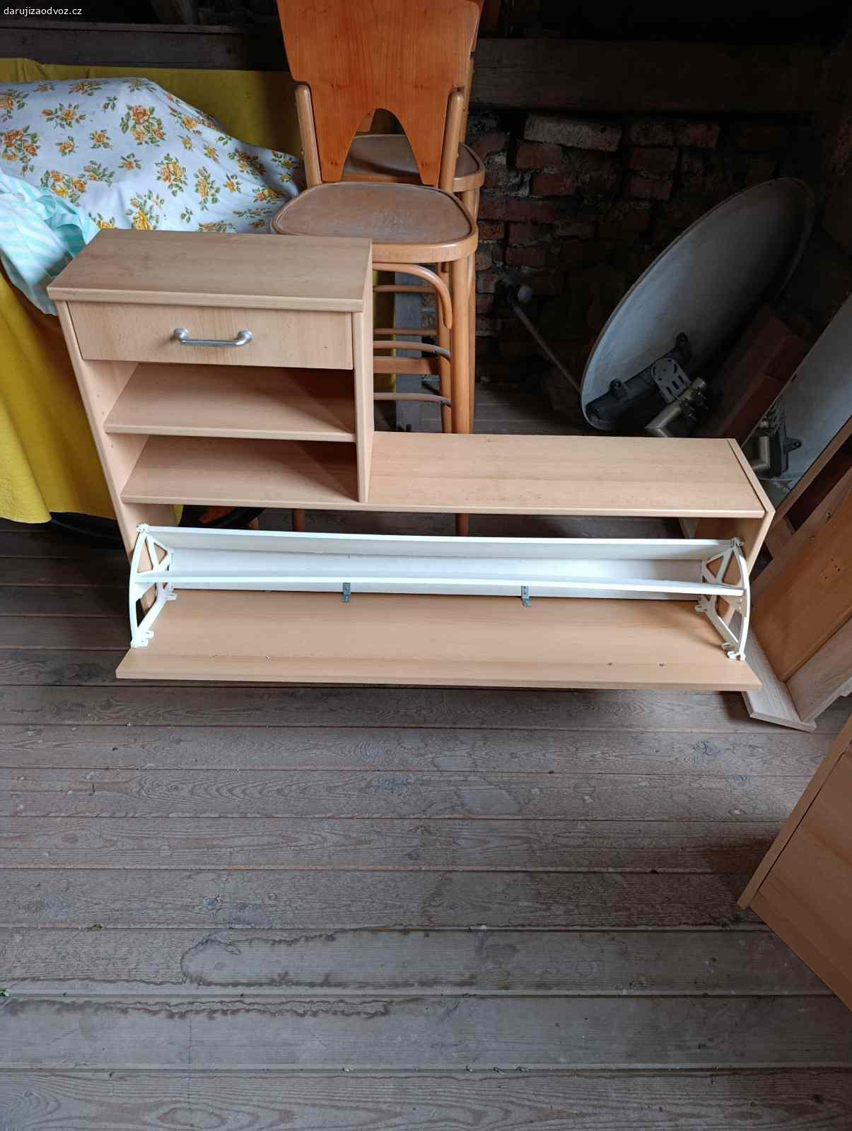 Daruji botníky a židle. Daruji za odvoz nepotřebné věci dva botníky a dvě barové židle vše funkční mírné opotřebení.