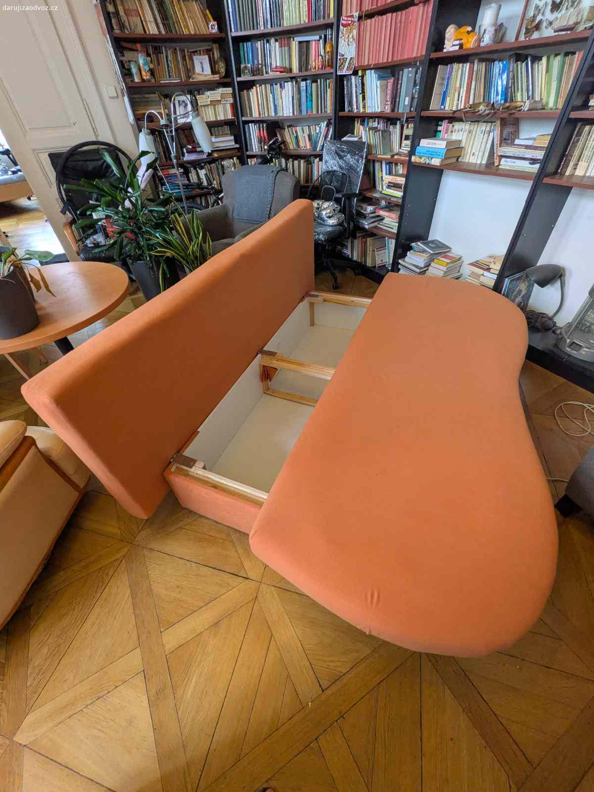 Daruji bytelný gauč na spaní s úložným prostorem. Daruji za odvoz praktický a designově zajímavý rozkládací gauč v oranžové barvě.

Je ideální na každodenní spaní – lůžko je příjemně tvrdé, takže se na něm opravdu pohodlně vyspíte. Velkou výhodou je i prostorný úložný prostor, kam se bez problémů vejdou peřiny, polštáře i dalsi veci.

Délka 195 cm.
Šířka 80 cm.
Vyska 40 cm.
Úložný prostor: 167x65x28 cm

Gauč má velmi jednoduchý a robustní mechanismus rozkládání. Je opravdu bytelný, nic se na něm neviklá a nehrozí, že by se něco ulomilo. Stejně tak gauč samotný výdrží ještě roky.

Je v dobrém, čistém stavu, připravený k dalšímu použití.

Na obrázcích je vidět ve složeném stavu, rozloženém stavu a nahled do vnitřního úložného prostoru.
Podmínkou je vlastní odvoz ze Škrétova ulice na Praze 2.