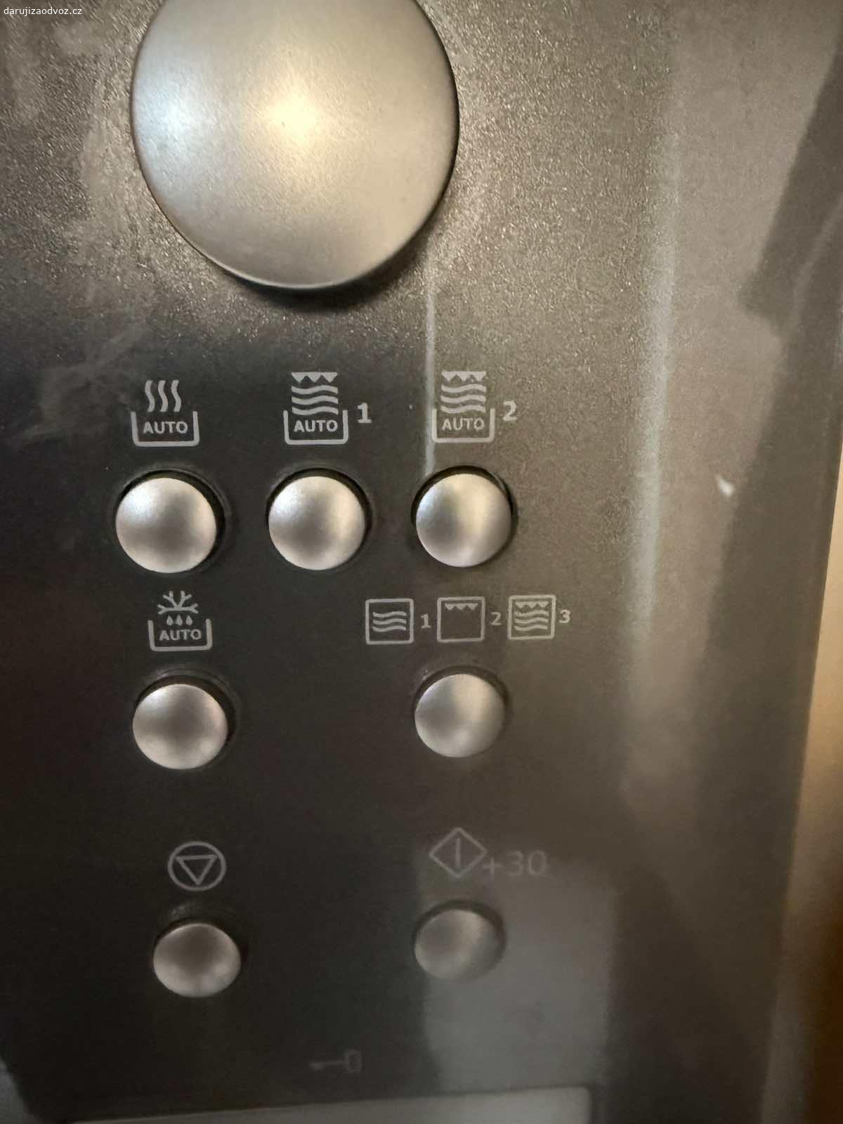 Daruji část kuchyňské linky s troubami. Mikrovlnná trouba Electrolux s rozmrazováním a pečící trouba Electrolux s rozmrazováním, horkým vzduchem a grilem v kuchyňské skříni, používané 15 roků a stále bez problémů funkční.