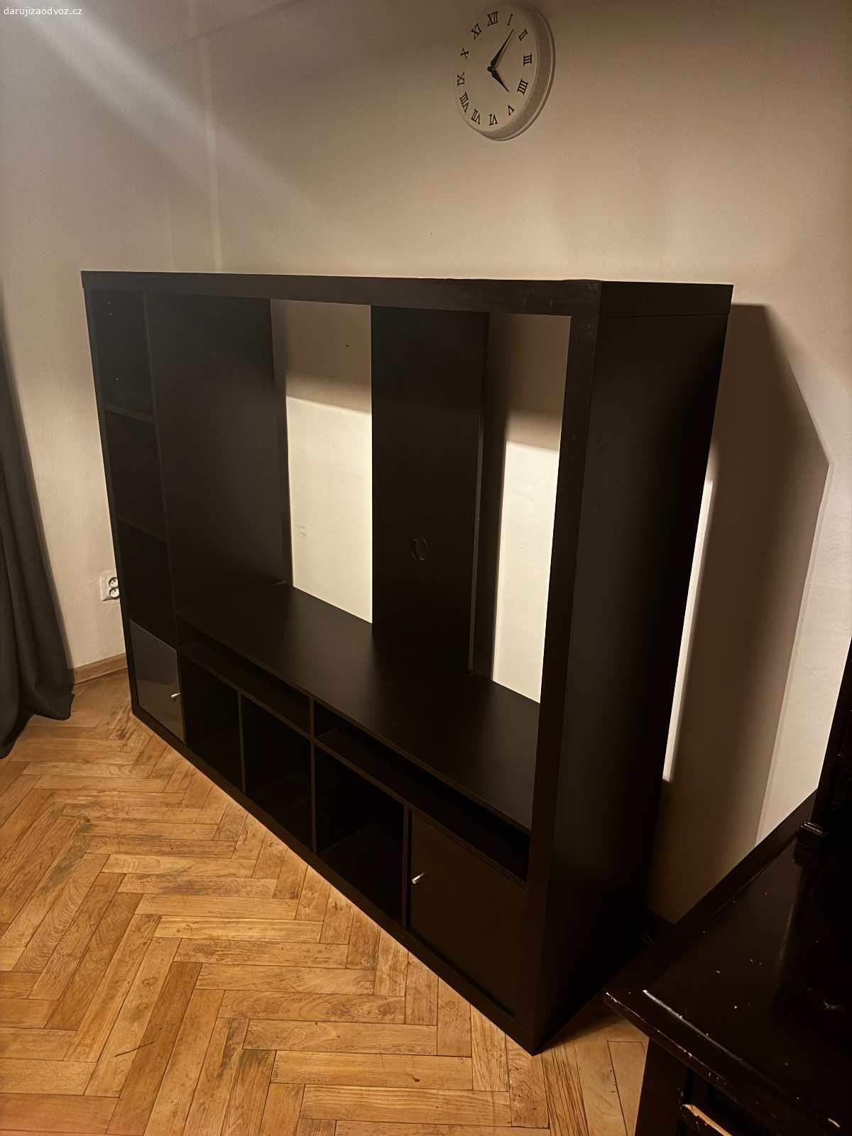 Daruji černou obývací skříň na chatu. Dobry den,
Daruji obývací stěnu v dobrém stavu o rozměrech. 
146x40x185cm vxšxd