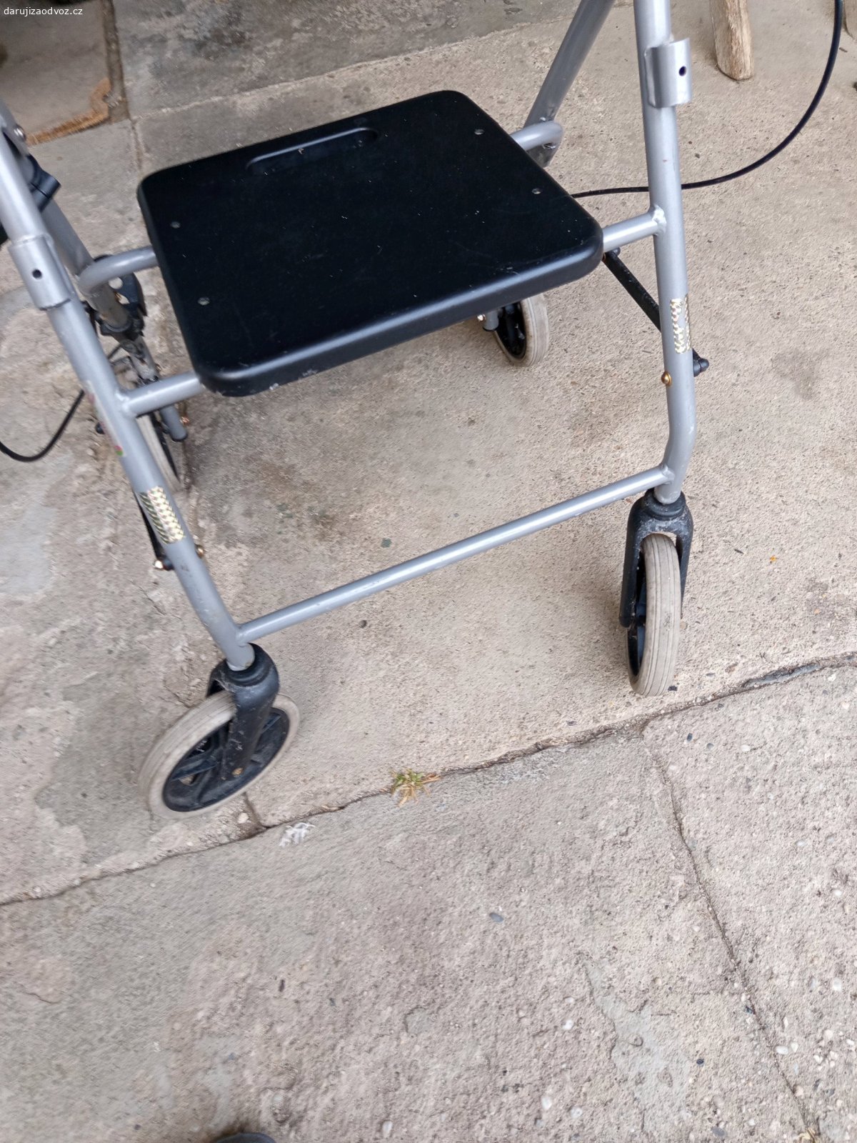 daruji choditko. Daruji starší invalidní chodítko. Doposud sloužilo bez problémů. Jen je potřeba přivařit nebo jiným způsobem připevnit trubku viz foto.