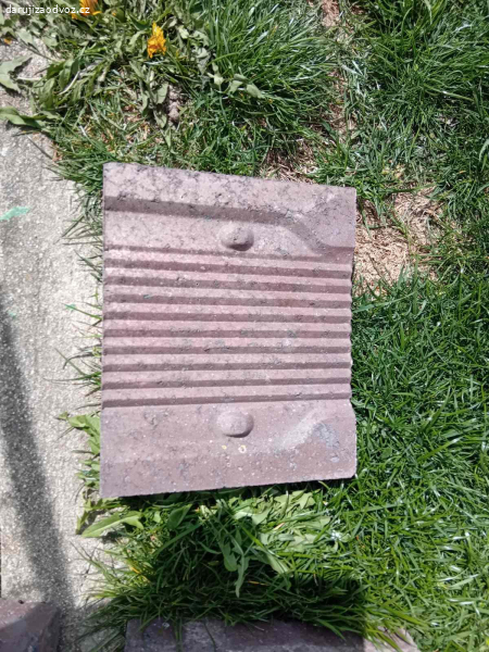 Daruji cihly z akumulačních kamen