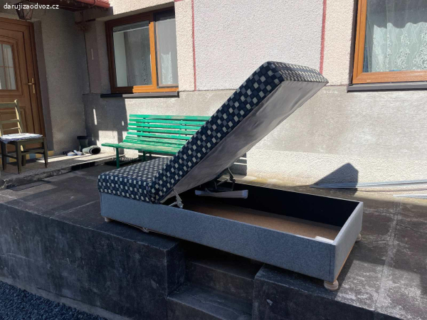 Daruji ctyri postele s uloznym prostorem za odvoz