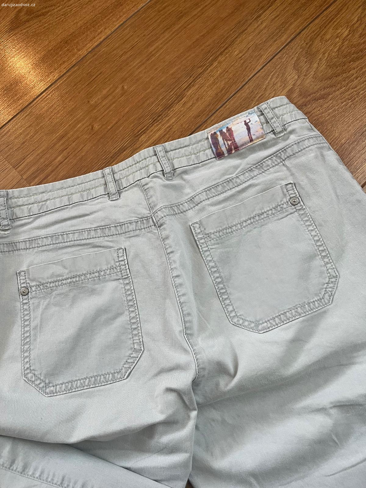 Daruji dámské 3/4 kalhoty vel. M. Daruji za odvoz dámské 3/4 plátěné kalhoty, příjemný materiál, hezký stav. Kvalitní německá značka. Osobní předání Praha Smíchov nebo Zásilkovna.