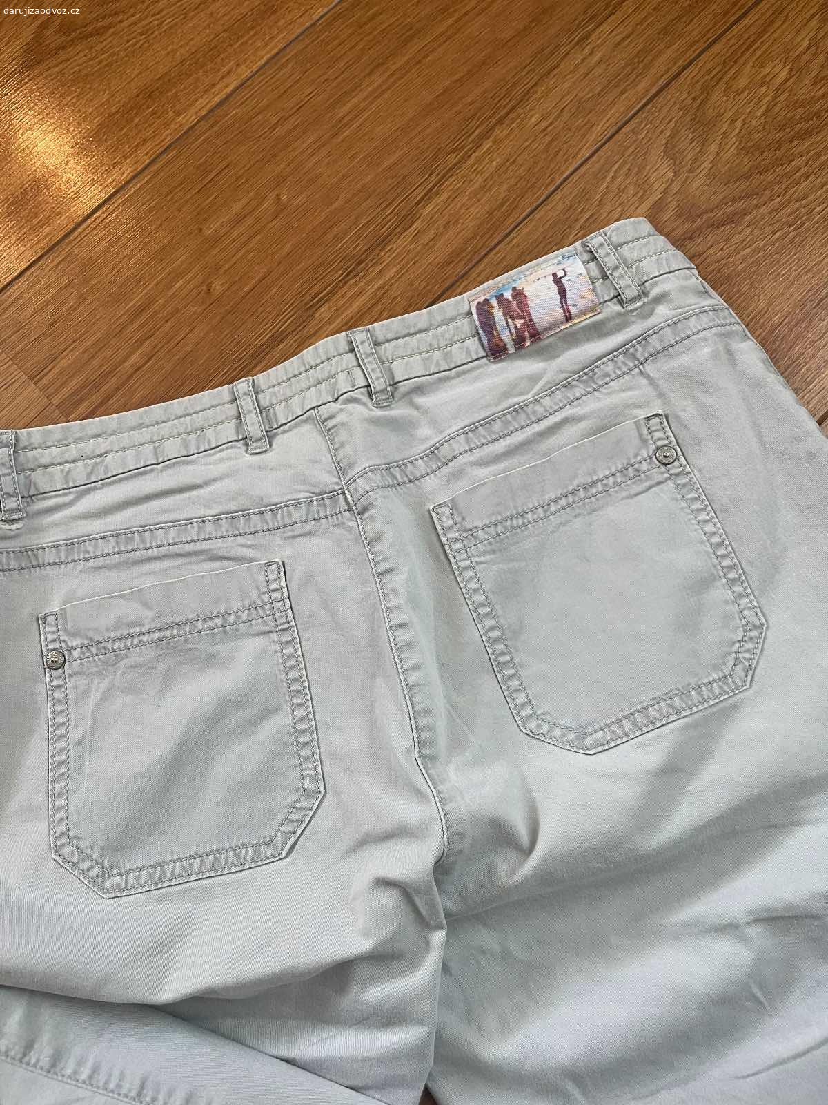 Daruji dámské 3/4 plátěné kalhoty vel. 38. Daruji za odvoz dámské kalhoty vel. 38, krásný stav. Posílám přes zasilkovnu.