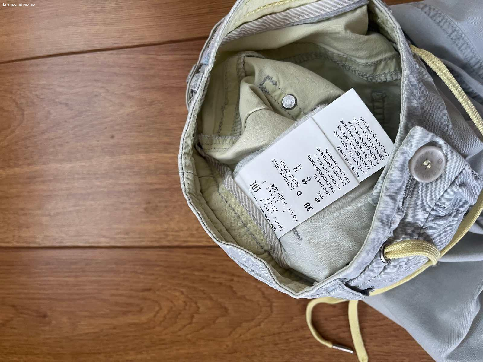 Daruji dámské 3/4 plátěné kalhoty vel. 38. Daruji za odvoz dámské kalhoty vel. 38, krásný stav. Posílám přes zasilkovnu.