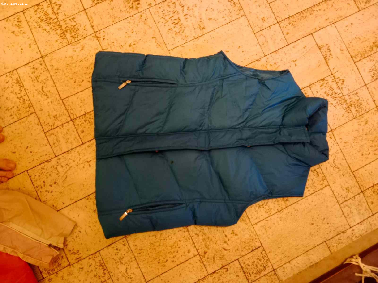 Daruji dámské bundy. Kabát (F F), lehké bundy (ENVY), vesta (dunnies), softshell a zimní (nord Blanc). Vše velikostně cca 38.

Nošené, nic extra poničené, ale odřený rukáv, díra v kapse, volný knoflík, malý flek. Nositelné, ale měním šatník. Ideálně vše naráz. Olomouc.
