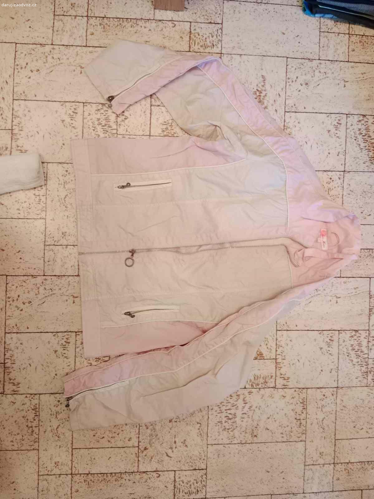 Daruji dámské bundy. Kabát (F F), lehké bundy (ENVY), vesta (dunnies), softshell a zimní (nord Blanc). Vše velikostně cca 38.

Nošené, nic extra poničené, ale odřený rukáv, díra v kapse, volný knoflík, malý flek. Nositelné, ale měním šatník. Ideálně vše naráz. Olomouc.
