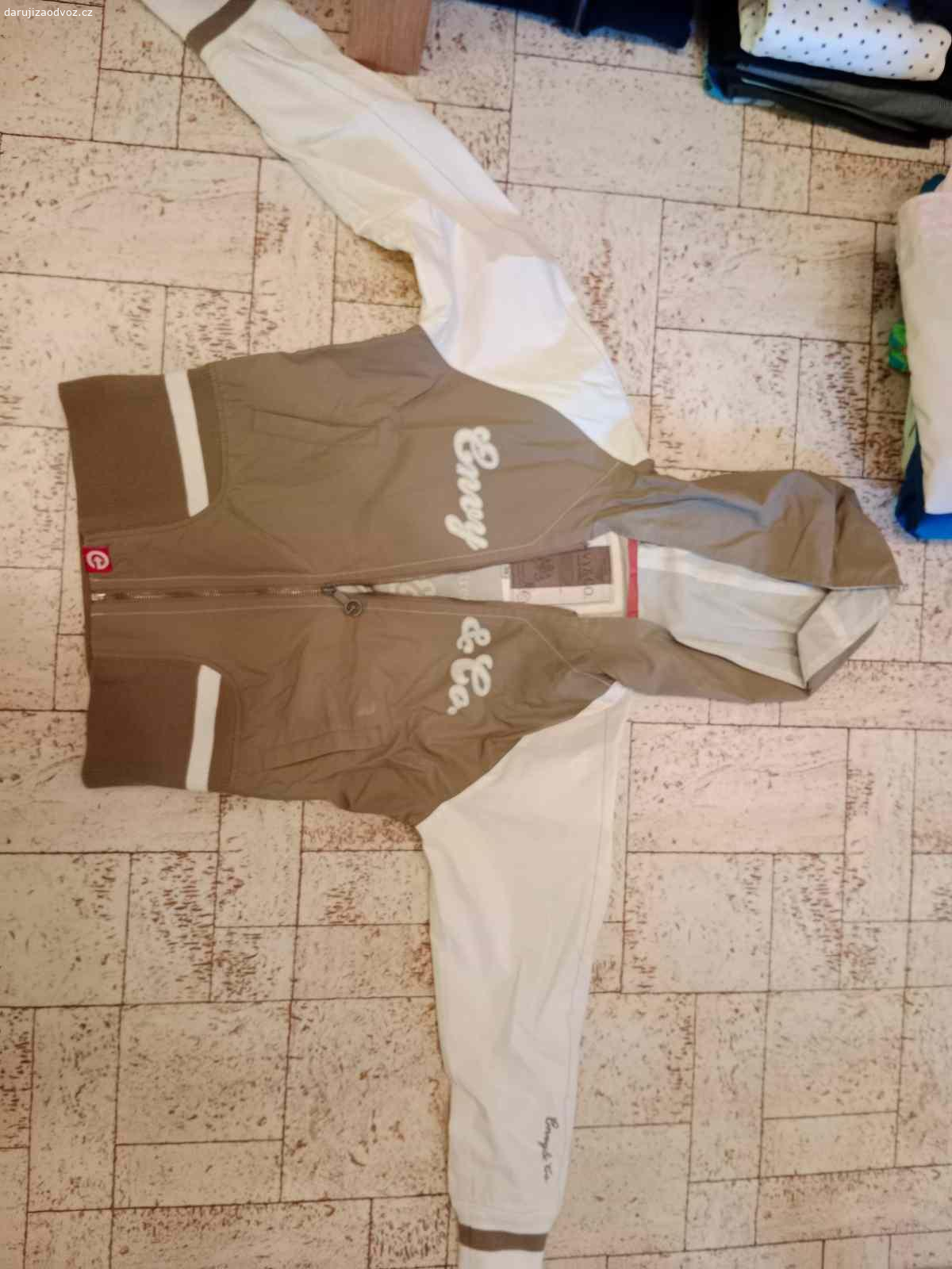 Daruji dámské bundy. Kabát (F F), lehké bundy (ENVY), vesta (dunnies), softshell a zimní (nord Blanc). Vše velikostně cca 38.

Nošené, nic extra poničené, ale odřený rukáv, díra v kapse, volný knoflík, malý flek. Nositelné, ale měním šatník. Ideálně vše naráz. Olomouc.