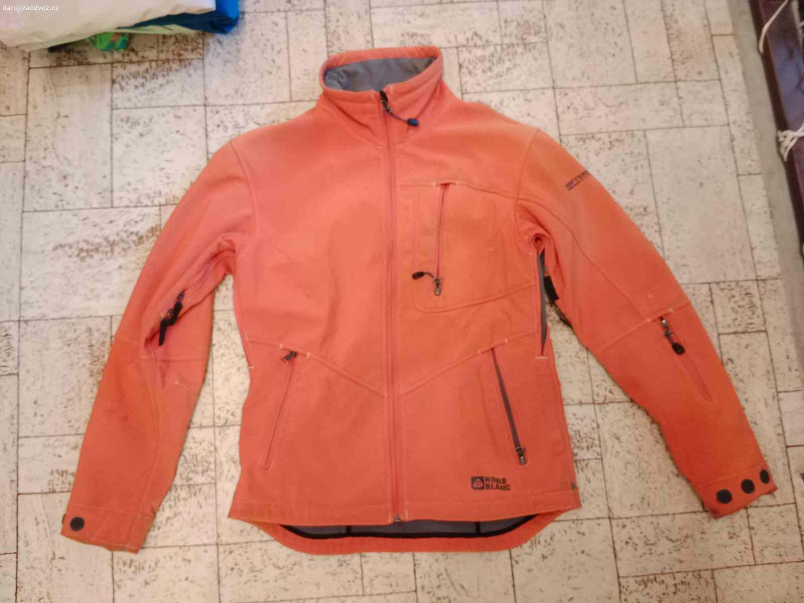 Daruji dámské bundy. Kabát (F F), lehké bundy (ENVY), vesta (dunnies), softshell a zimní (nord Blanc). Vše velikostně cca 38.

Nošené, nic extra poničené, ale odřený rukáv, díra v kapse, volný knoflík, malý flek. Nositelné, ale měním šatník. Ideálně vše naráz. Olomouc.