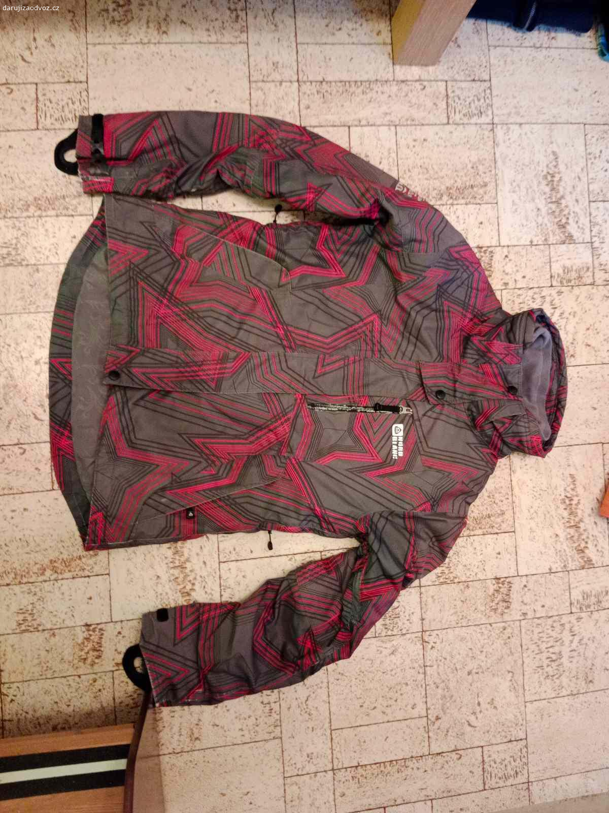Daruji dámské bundy. Kabát (F F), lehké bundy (ENVY), vesta (dunnies), softshell a zimní (nord Blanc). Vše velikostně cca 38.

Nošené, nic extra poničené, ale odřený rukáv, díra v kapse, volný knoflík, malý flek. Nositelné, ale měním šatník. Ideálně vše naráz. Olomouc.